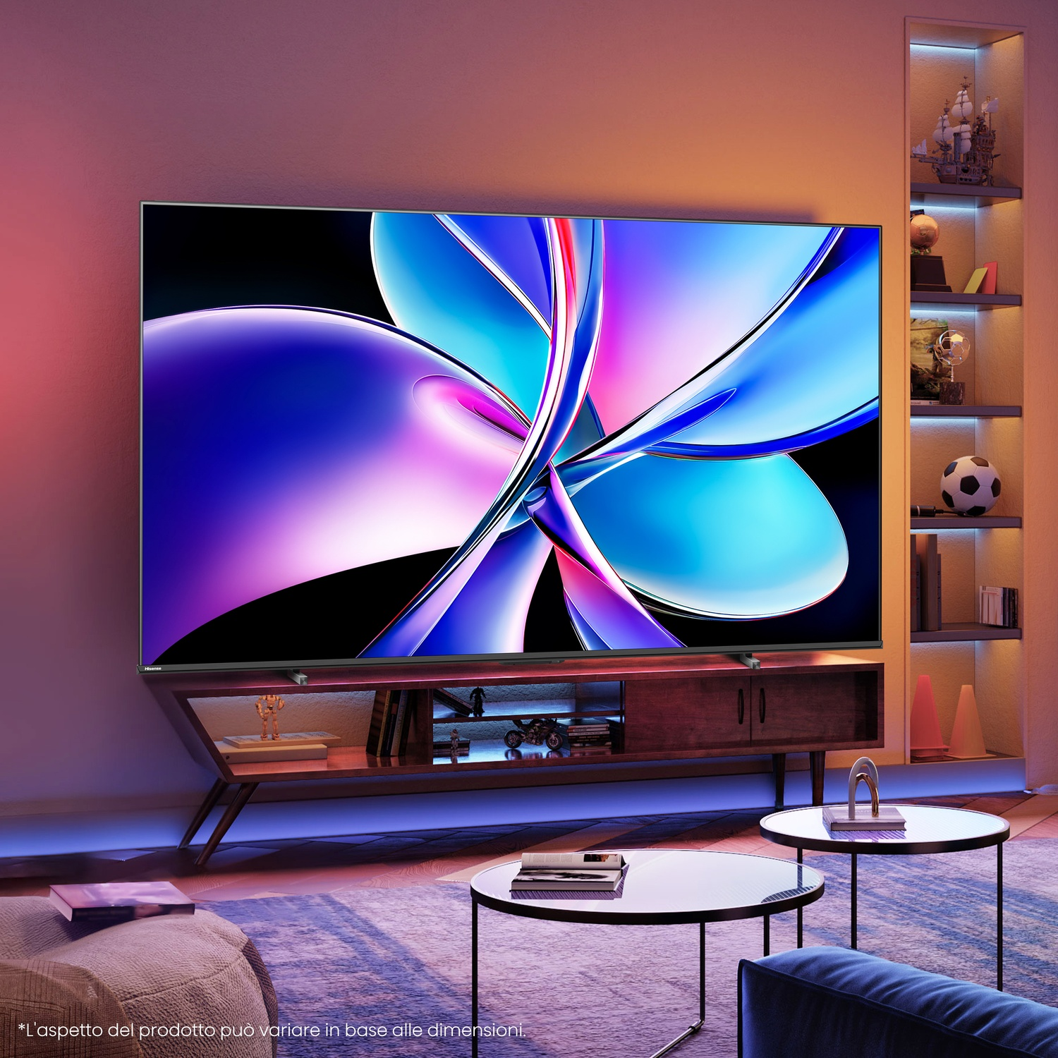 Un TV in un soggiorno, con uno sfondo astratto. Il TV è su un mobile con due tavoli.