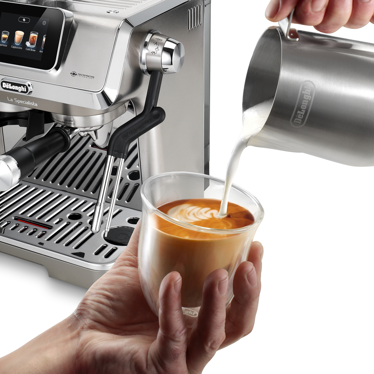Handen die melk in een glas koffie gieten, naast een koffiemachine. Het Delonghi-logo is zichtbaar.