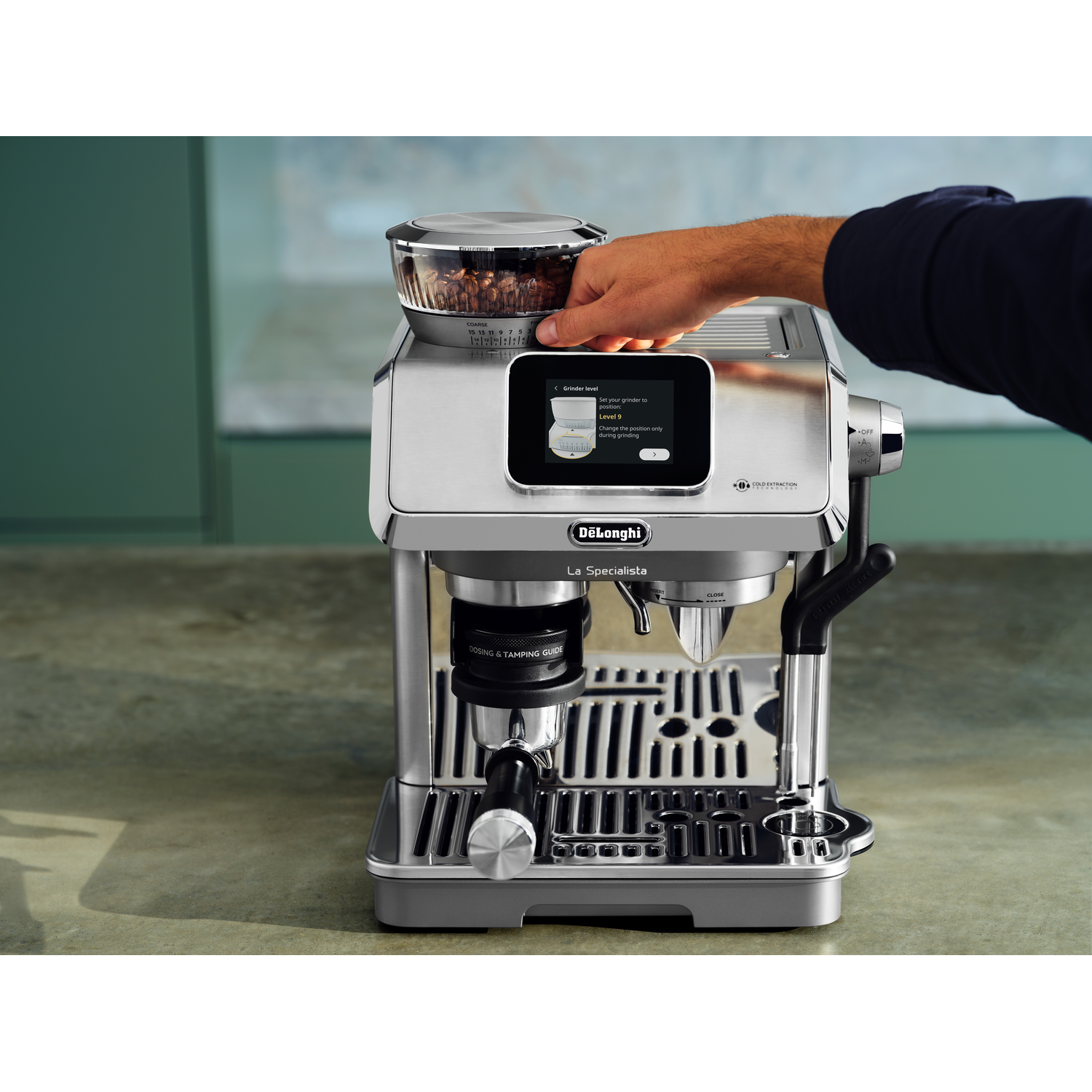 Een man bedient een koffiemachine. Instructies worden op het scherm weergegeven.