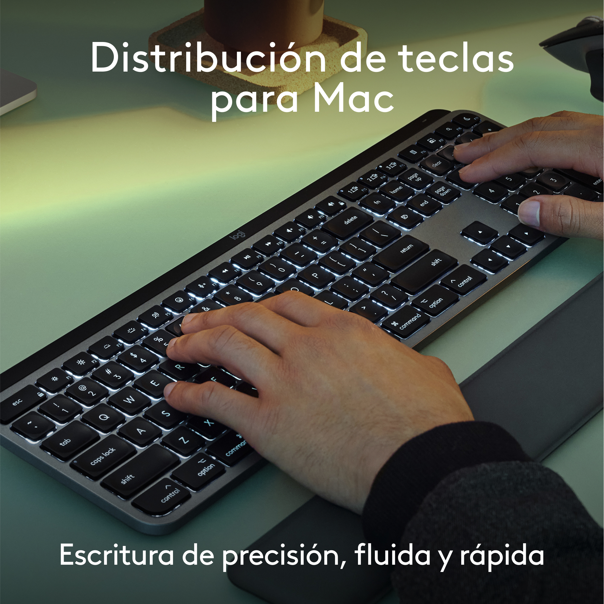 Manos tecleando en un teclado iluminado, texto sobre la distribución del teclado para Mac.