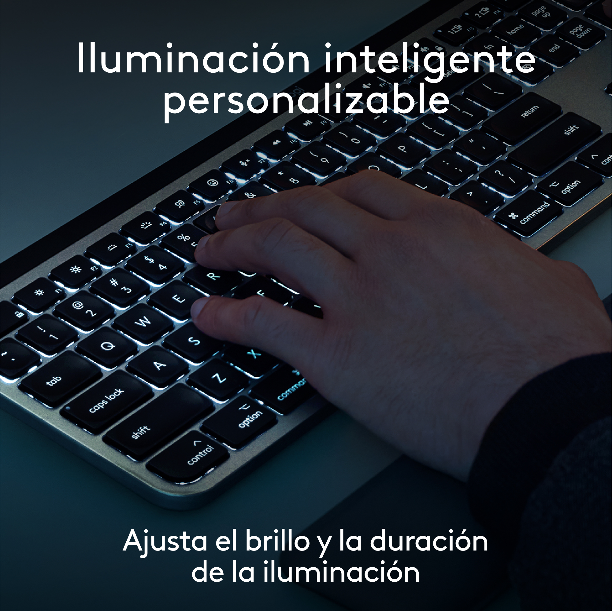 Primer plano de un teclado iluminado, con texto que destaca la iluminación personalizable.