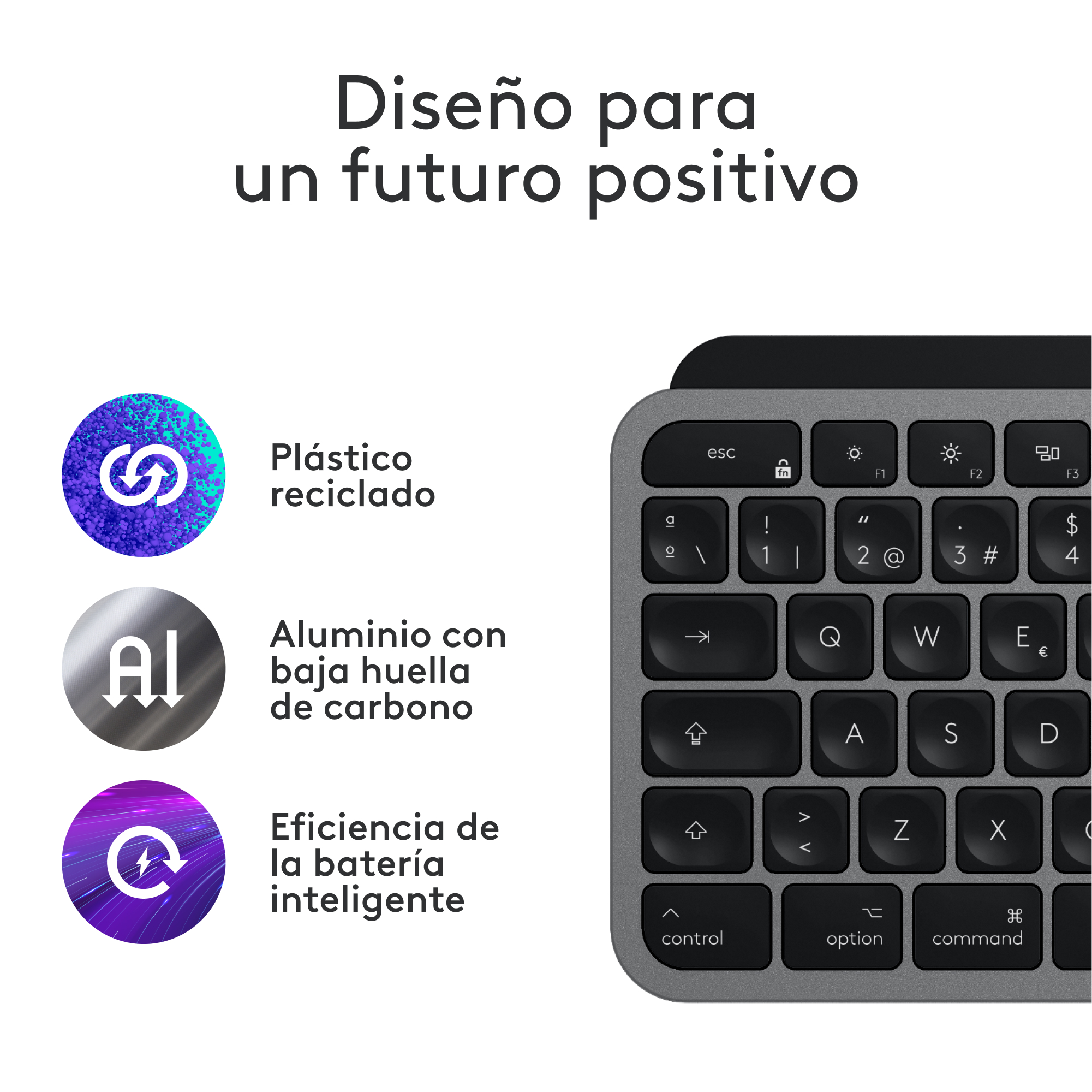 Primer plano de un teclado con texto sobre plástico reciclado, aluminio y eficiencia de la batería.