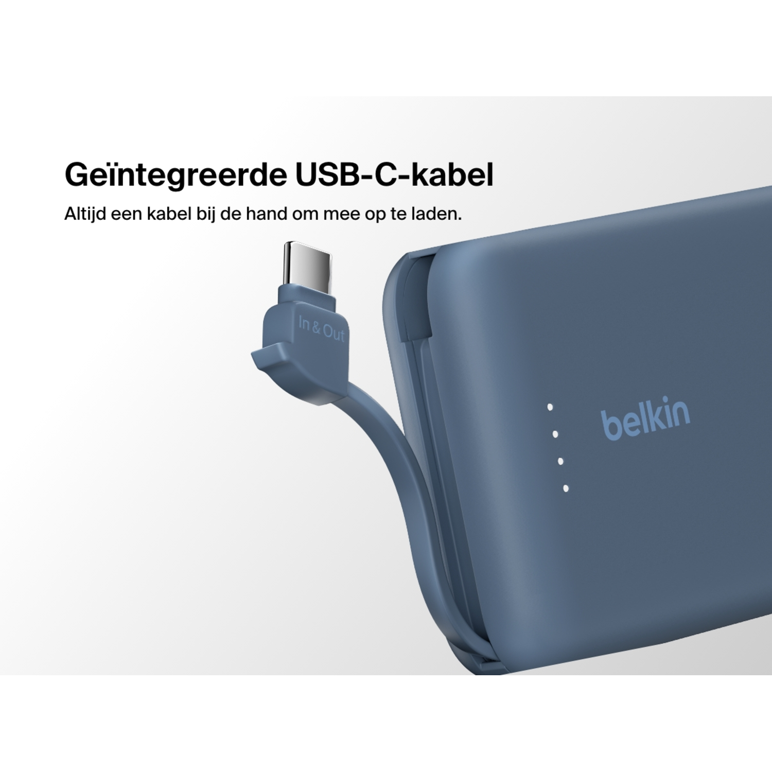 Een blauwe Belkin-oplader met een geïntegreerde USB-C-kabel, aangesloten op een apparaat.