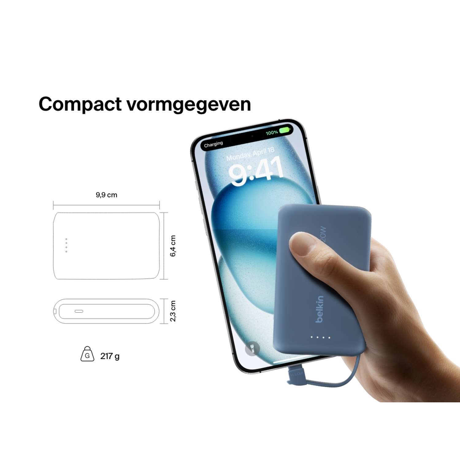 Een blauwe Belkin-oplader die door een hand wordt vastgehouden, met een smartphone ernaast.