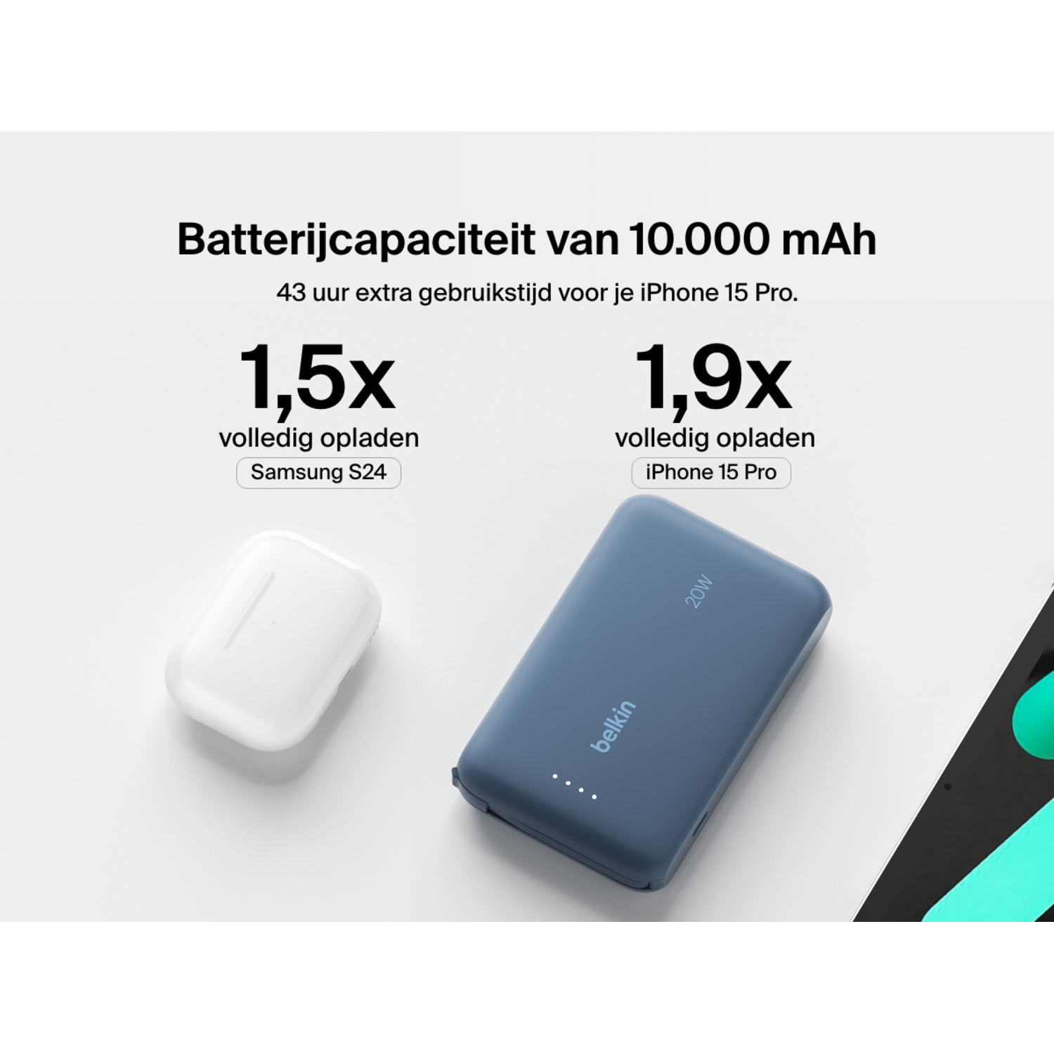 Een blauwe Belkin-oplader en een witte hoes, met tekst en cijfers die oplaadtijden weergeven.