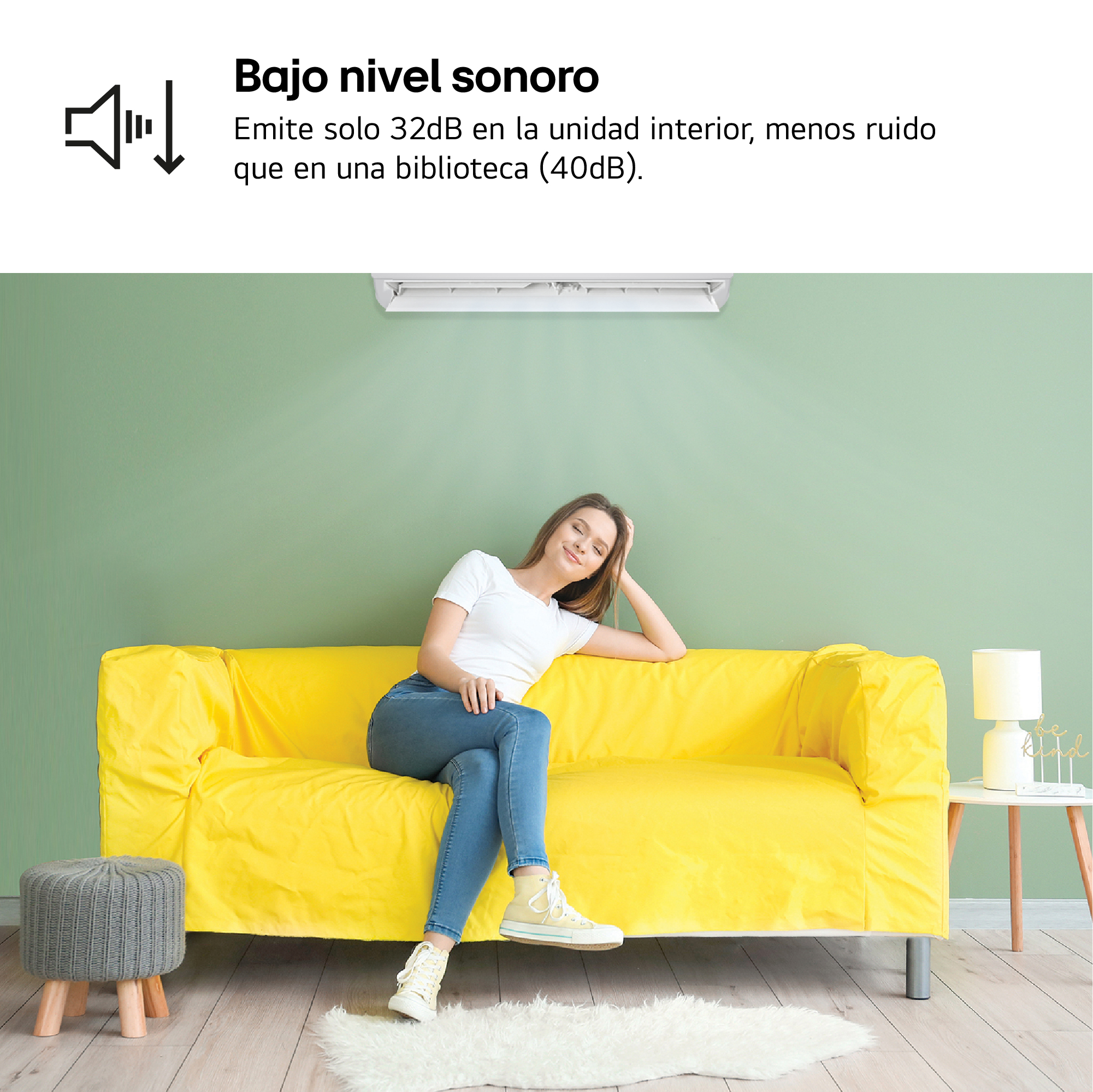 Una mujer en un sofá amarillo, un aire acondicionado en la pared, texto sobre bajo nivel de ruido.