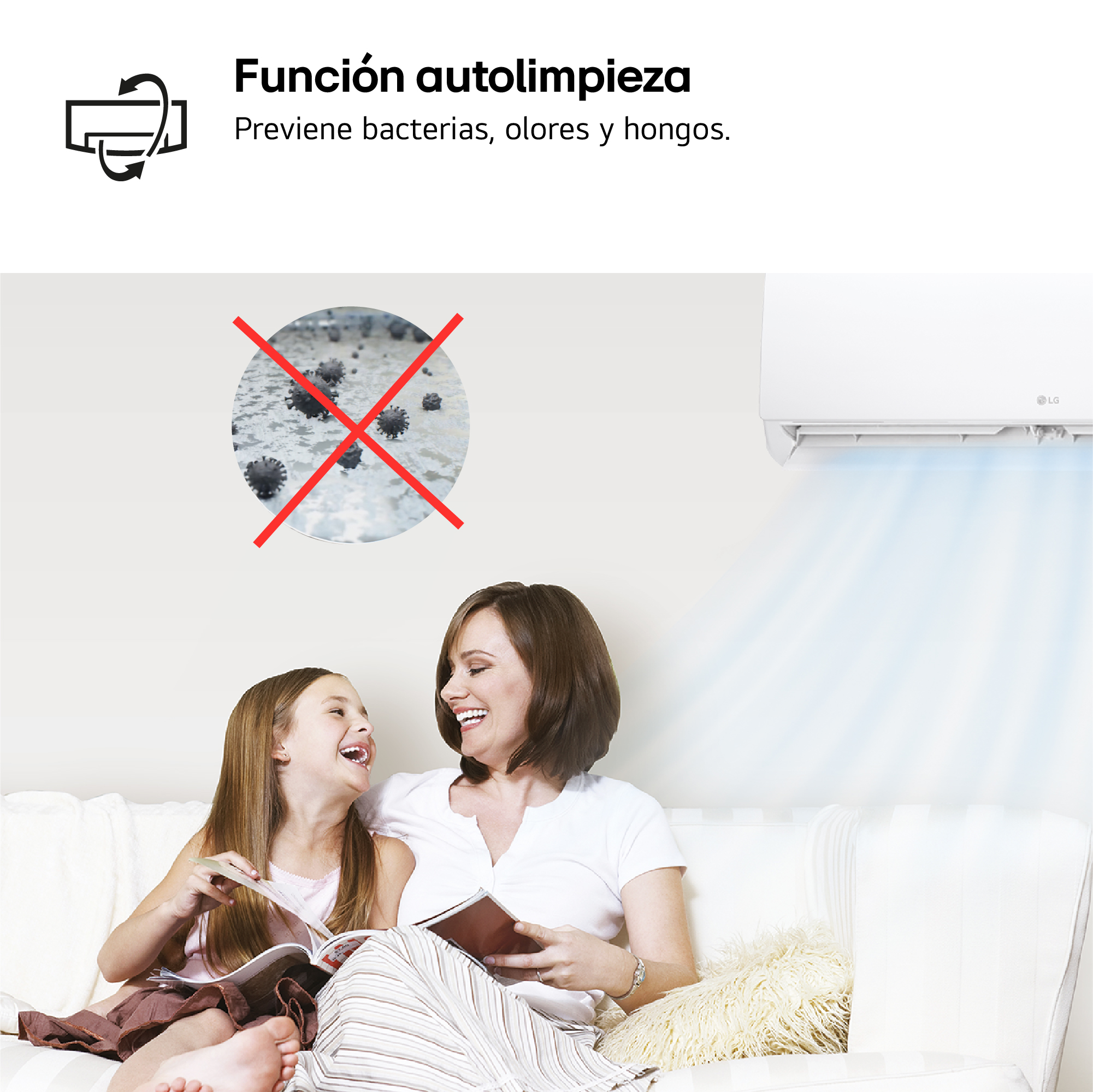 Madre e hija en un sofá, aire acondicionado en la pared, texto sobre la función de autolimpieza.