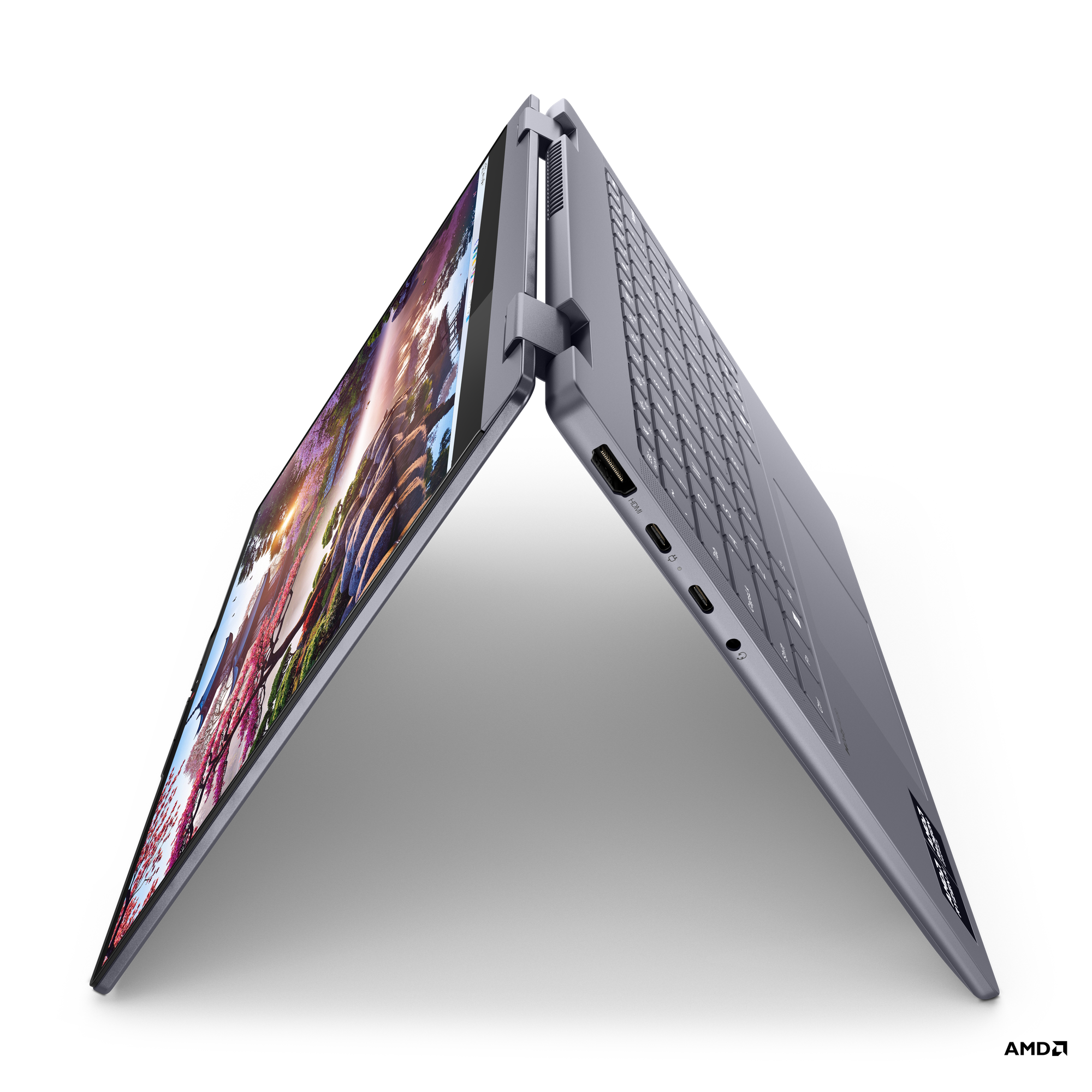 Manzara gösteren açık ekranlı koyu gri laptop. Siyah arka plan.