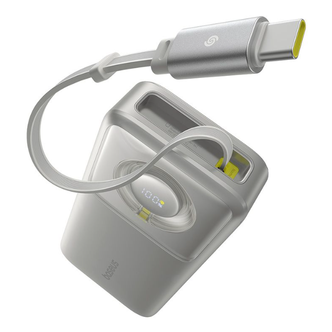 Beyaz bir arka plan üzerinde beyaz bir kablo ve bir USB-C konektörüne sahip gümüş bir şarj cihazı.