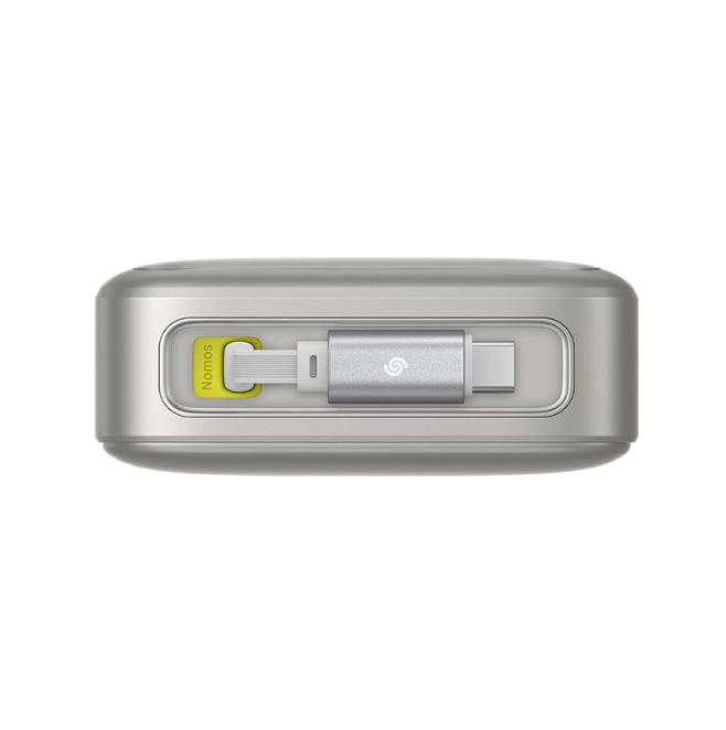 USB-C kablosu ve 'Nomos' yazılı sarı etiketi olan gümüş renkli cihaz. Arka plan beyaz.