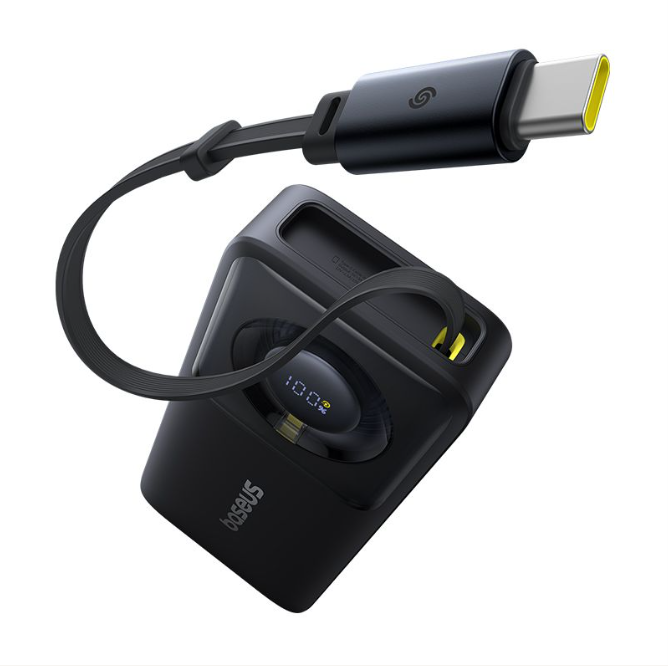 Siyah powerbank, kablo, USB-C portu, dijital ekran. Baseus markası.