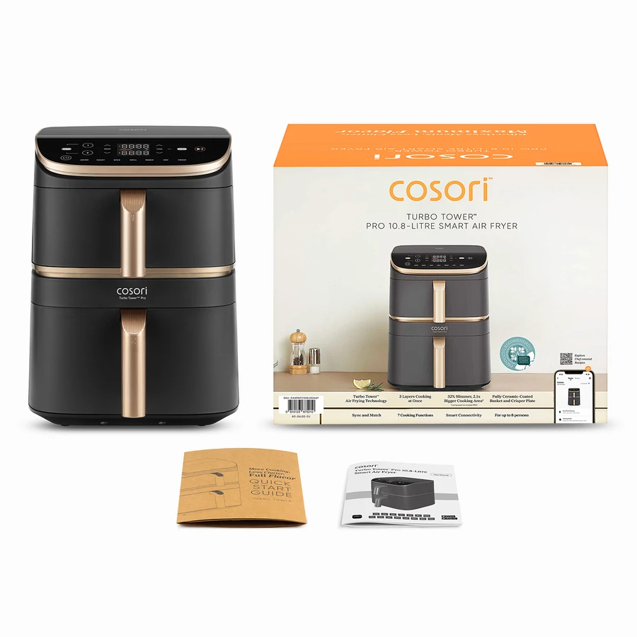 Egy fekete Cosori Turbo Tower Pro légkeveréses sütő tartozékokkal és csomagolással fehér háttéren.
