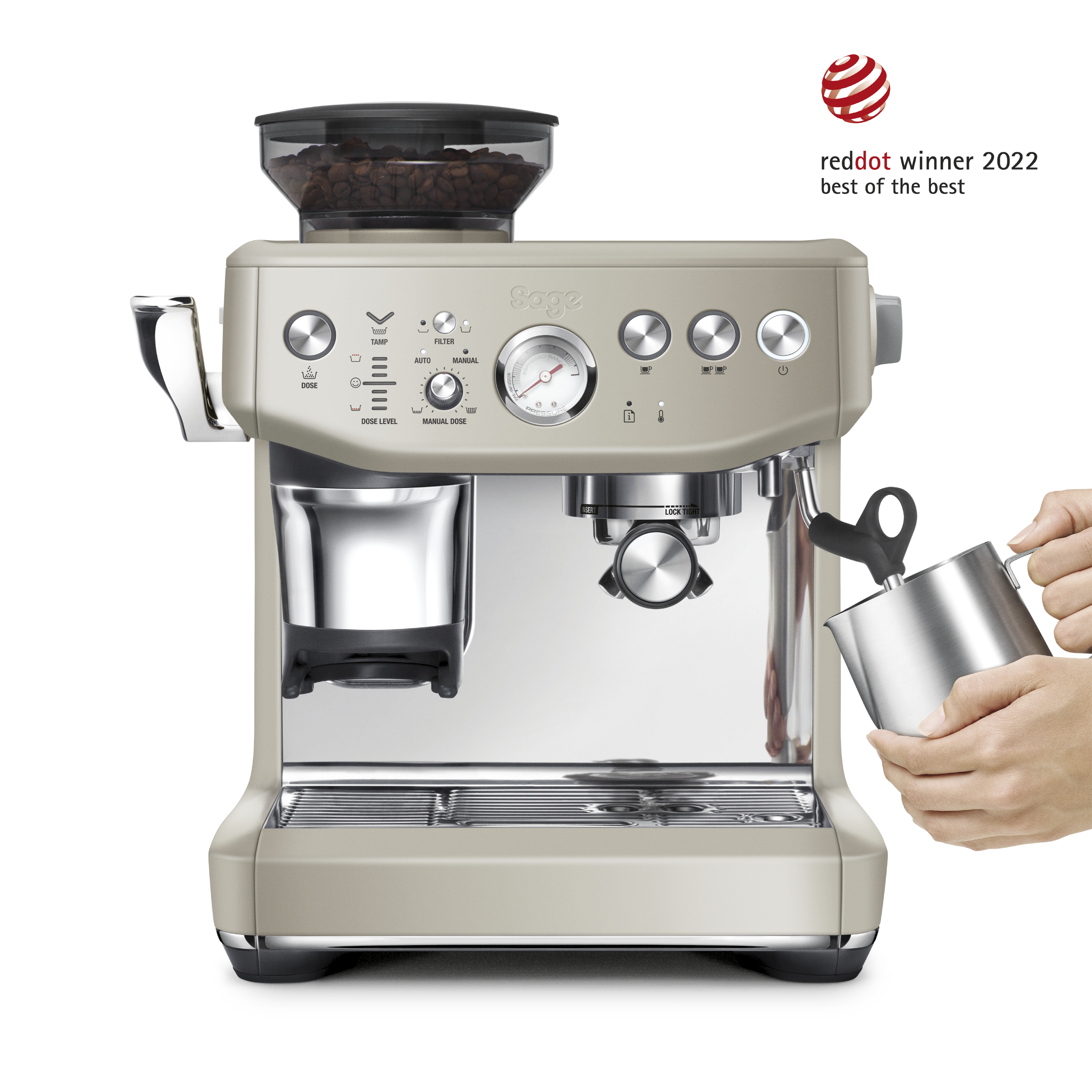 Eine Kaffeemaschine mit Bohnenbehälter, Tasse und Milchkännchen, mit dem Reddot-Gewinner-Logo.