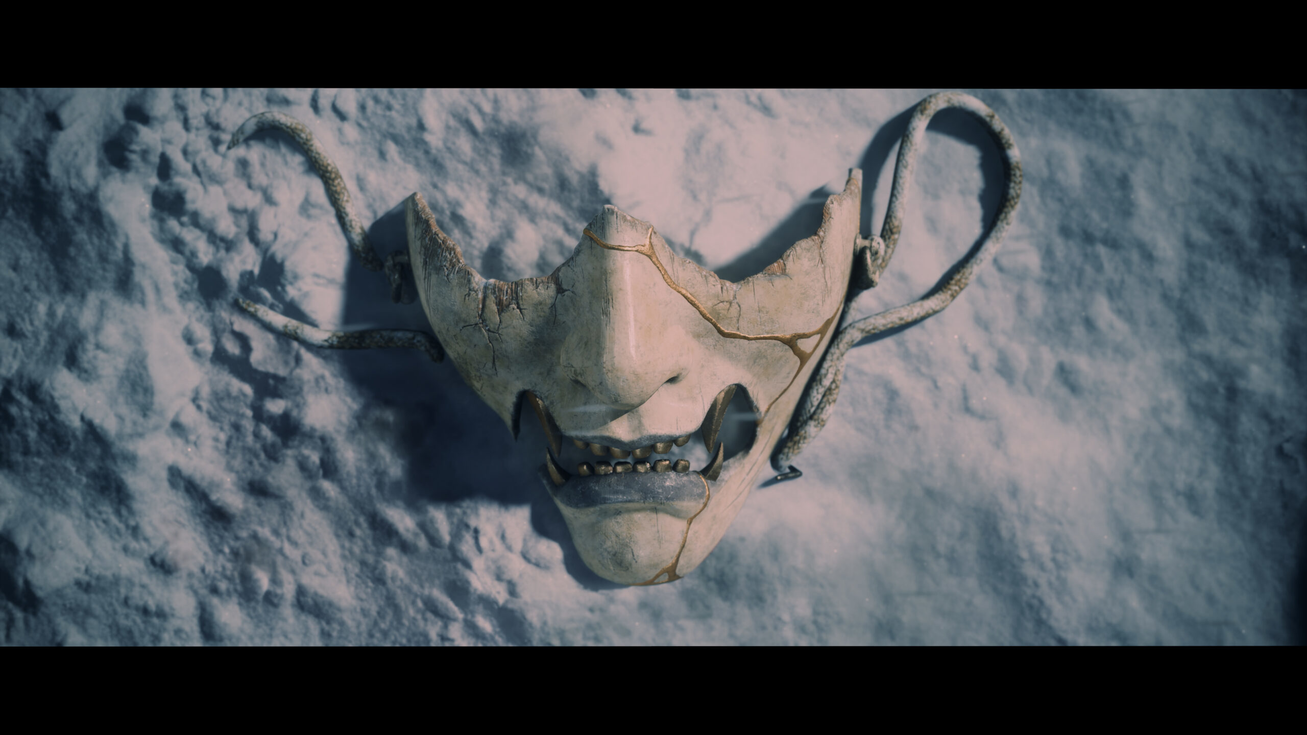 Una maschera screpolata color crema poggia sulla neve. Cinghie si estendono dai lati.