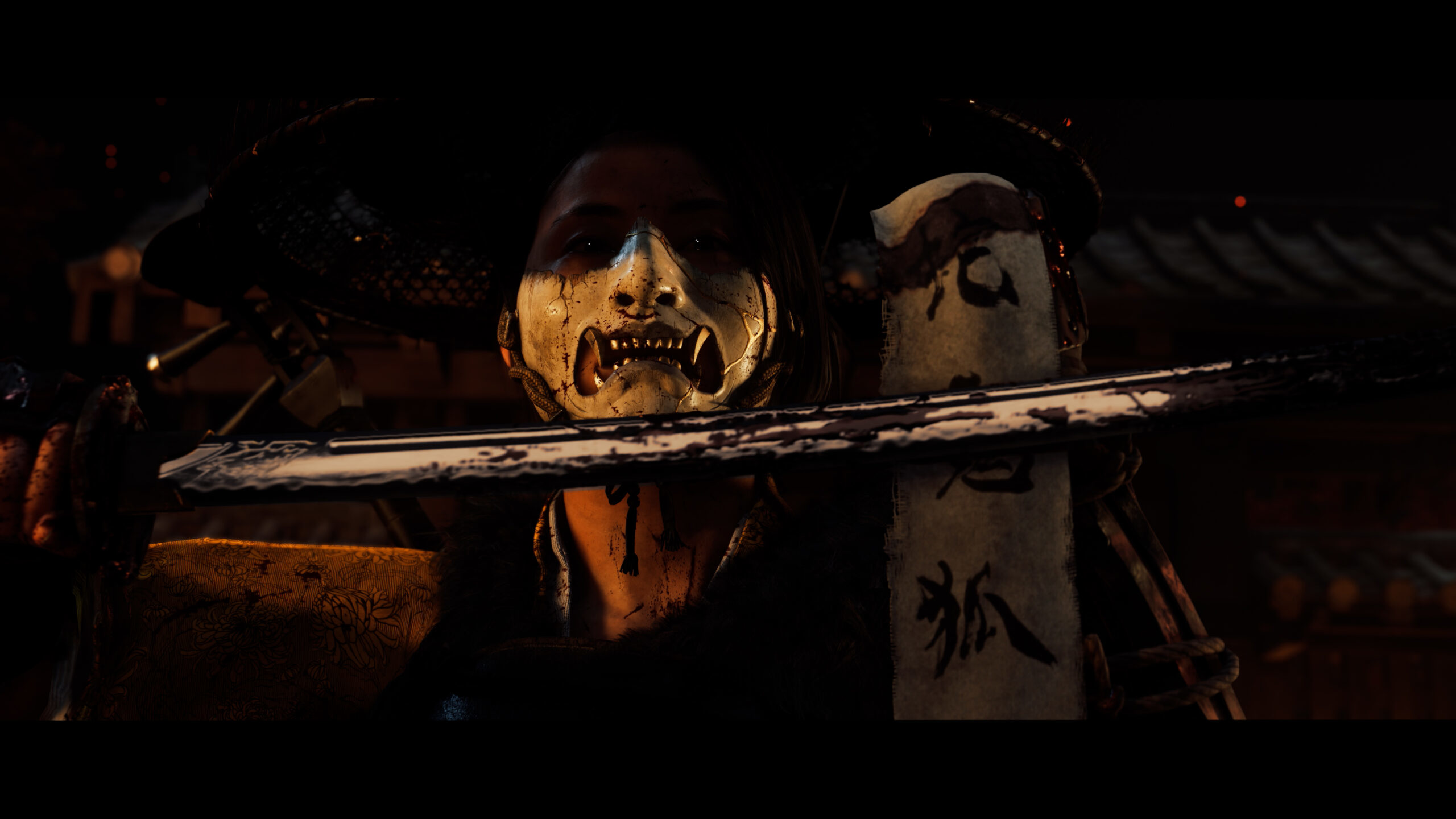 Un samurai con maschera e spada in un ambiente buio, vicino alla fotocamera.