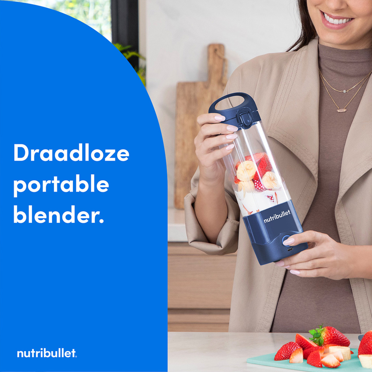 Vrouw houdt een draagbare blender met fruit vast. Blauw vlak met tekst.