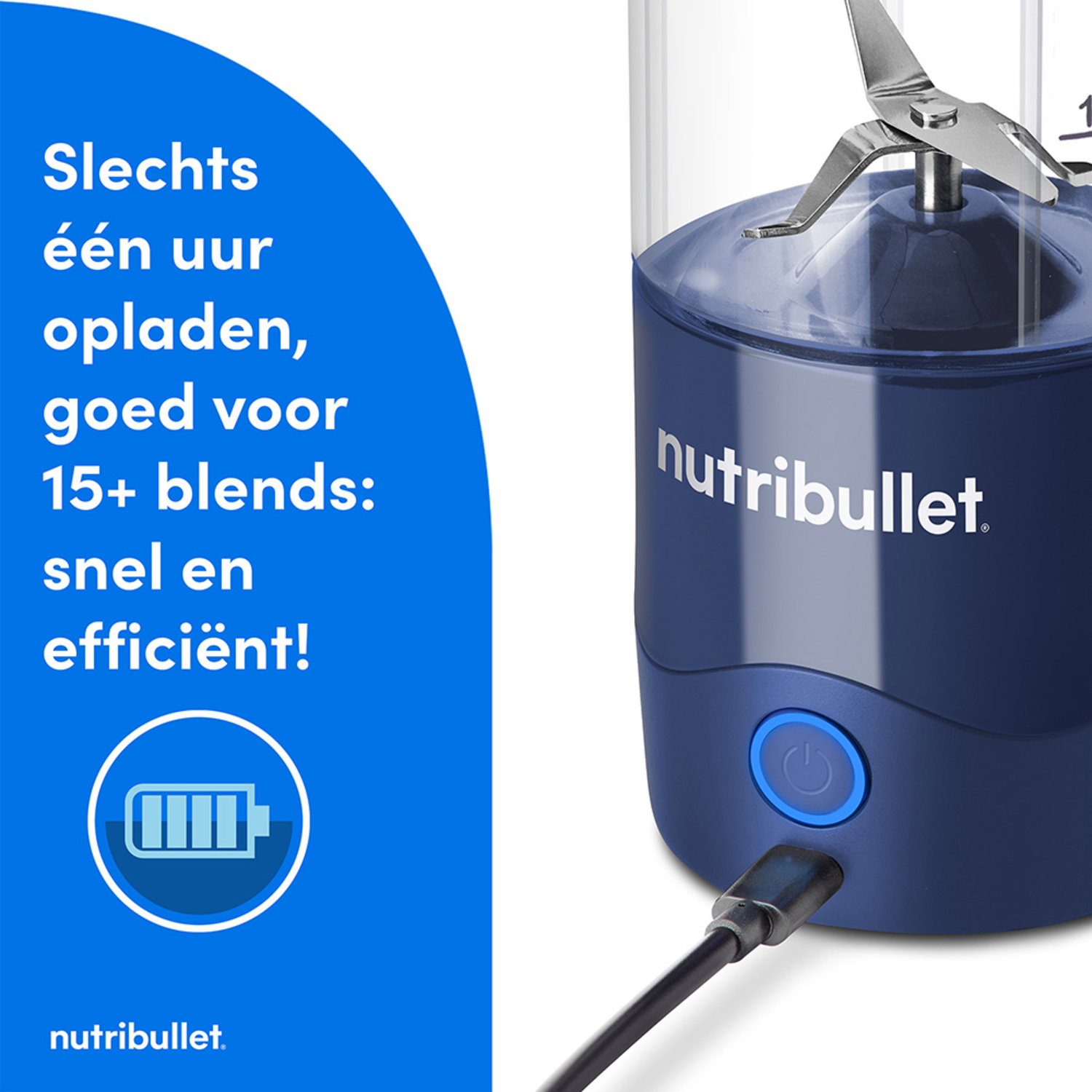 Close-up van een blauwe blender met oplaadkabel. Blauwe achtergrond met tekst.