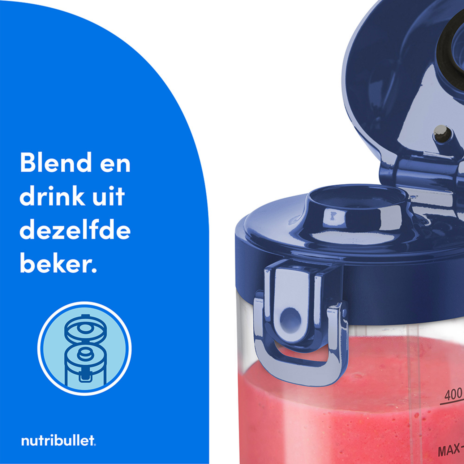 Close-up van een blender met rode inhoud. Blauwe achtergrond met tekst.