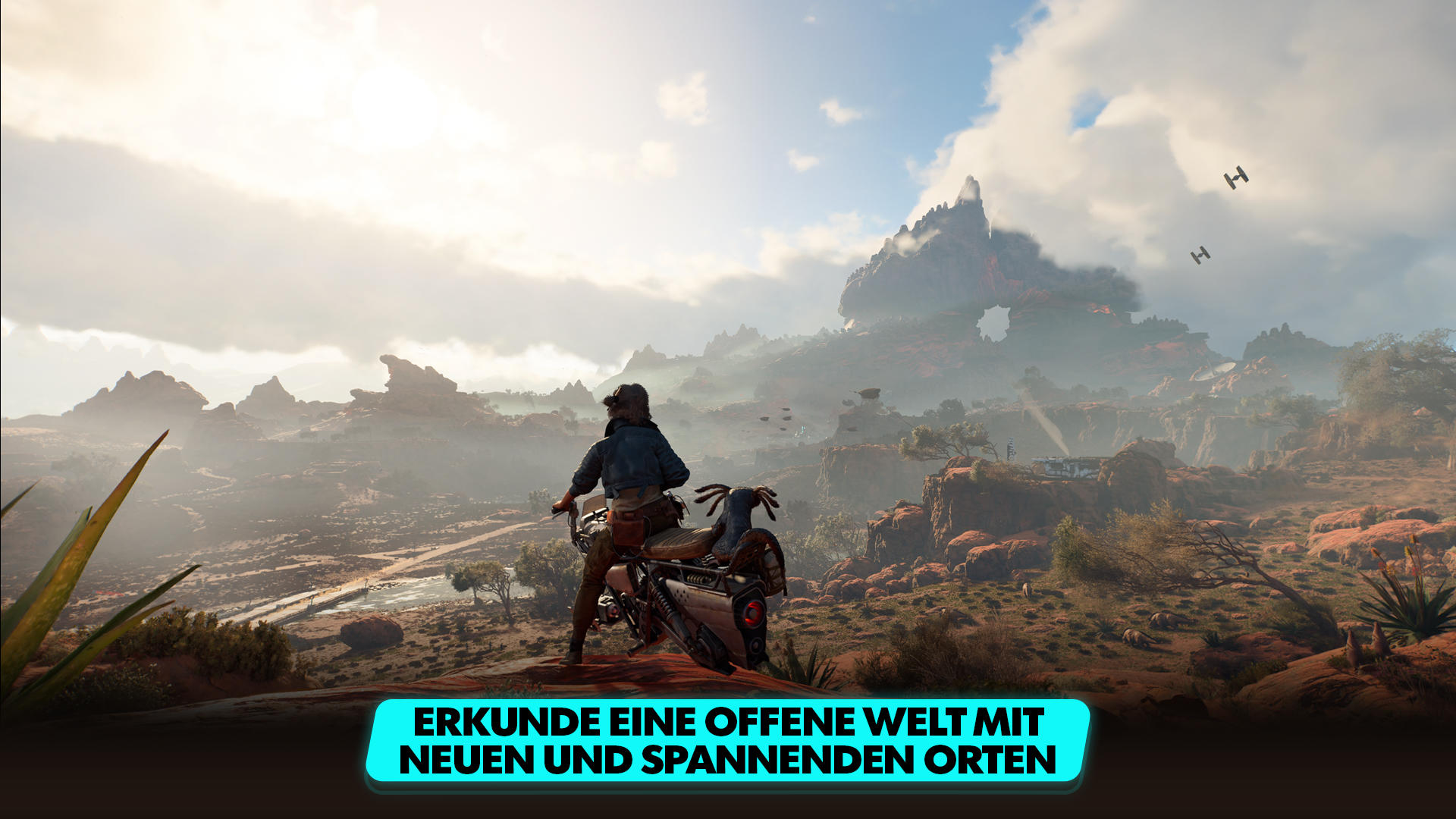 Eine Frau fährt Motorrad in einer offenen Welt. Im Hintergrund Berge und ein Himmel mit Wolken.