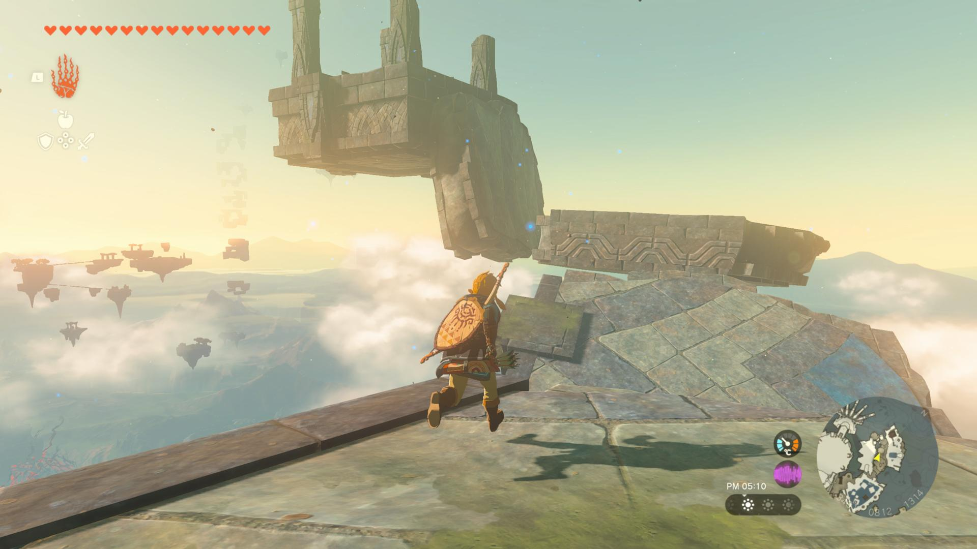 Link rennt auf einer Plattform in einer Landschaft mit schwebenden Inseln. Der Himmel ist blau.