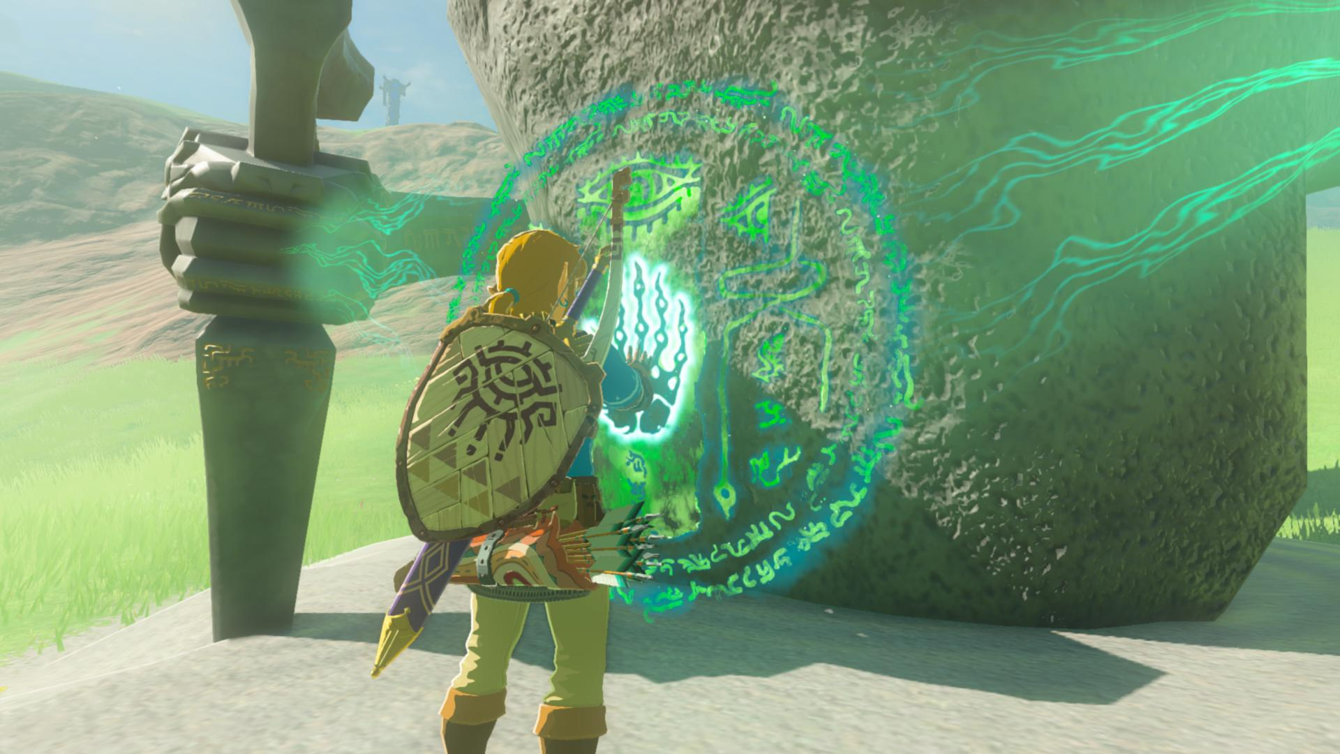 Link steht vor einem Stein mit grünen leuchtenden Mustern. Er hält ein Schwert und einen Schild.