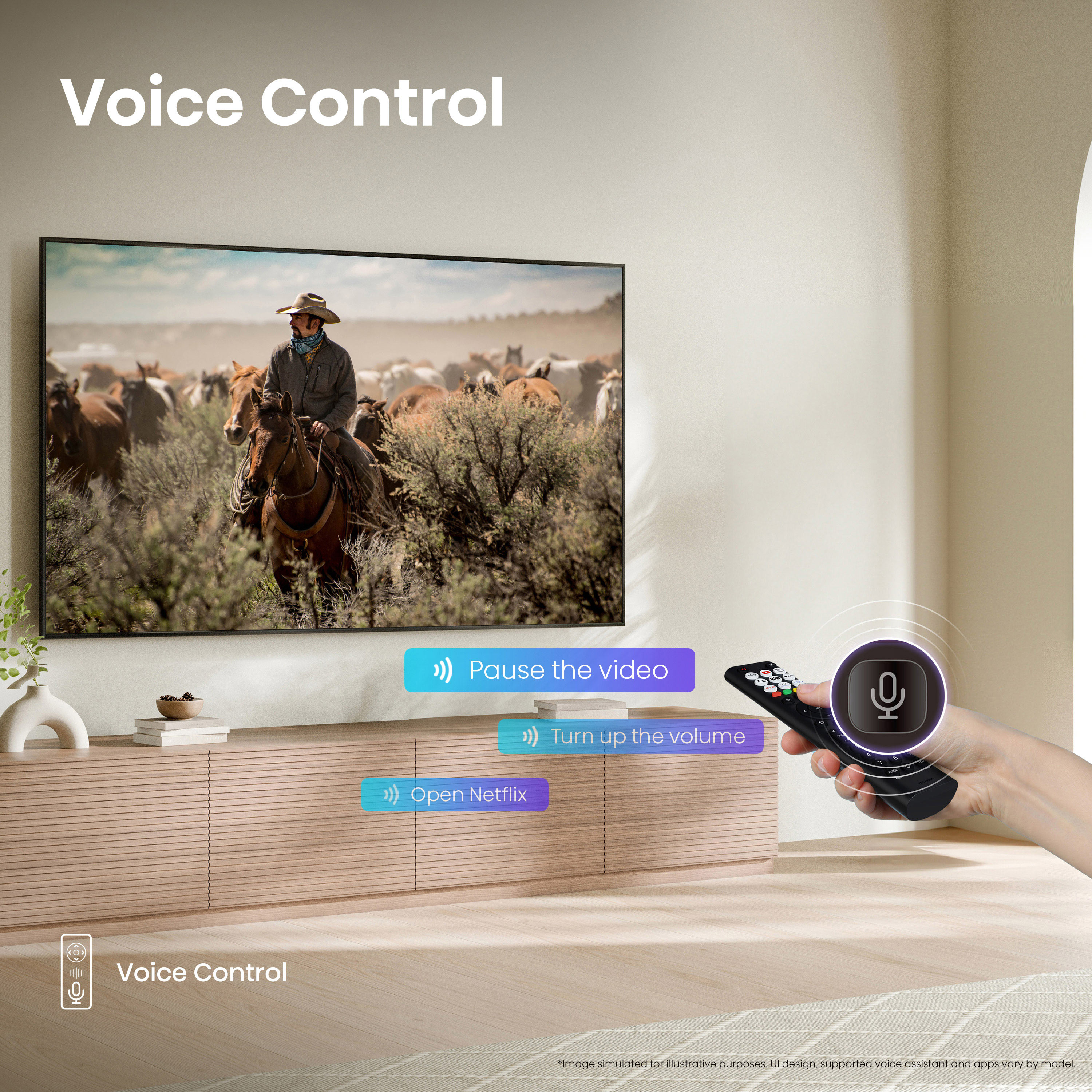 Egy nő egy távirányítót tart, amely olyan funkciókat vezérel, mint a Netflix és a hangerő, a Voice Control segítségével.