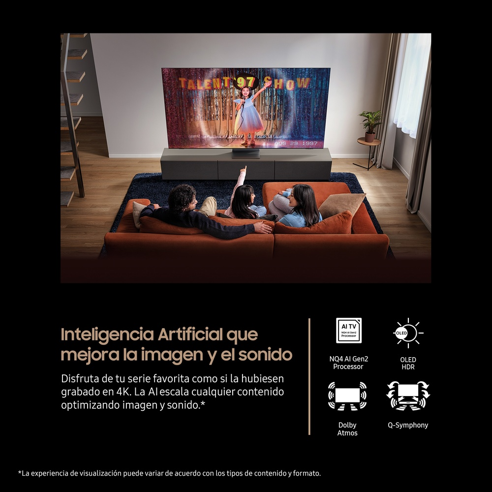 Familia viendo la televisión, un programa en la pantalla, con iconos de mejora de IA, procesador NQ4, Dolby Atmos y HDR.