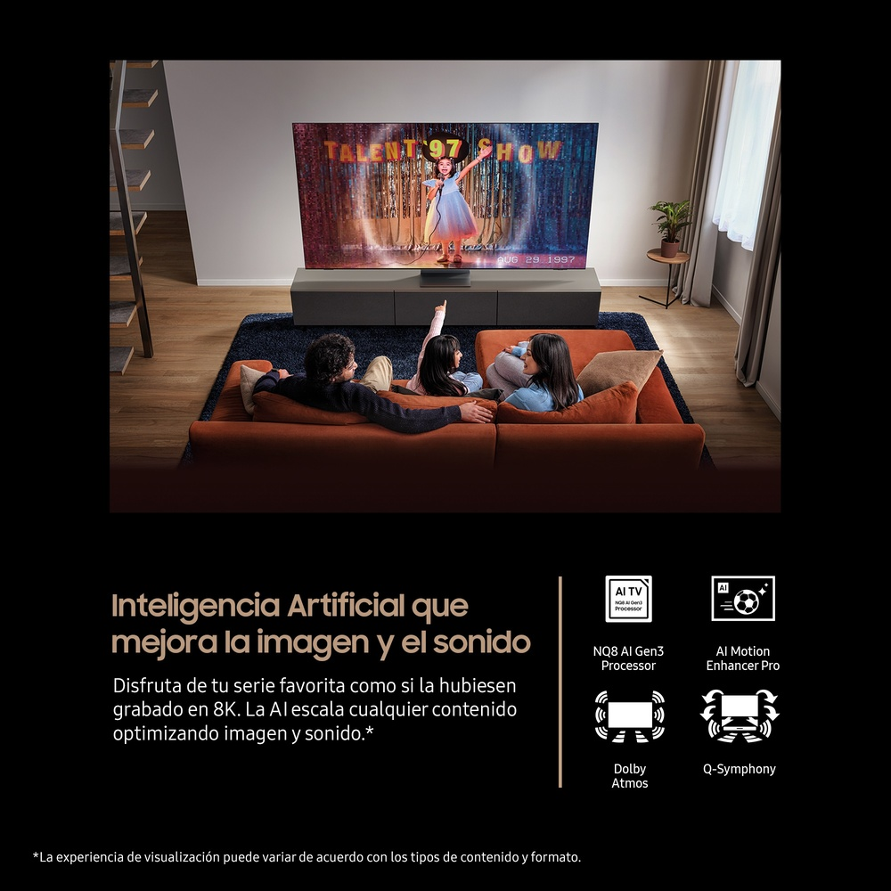 Familia viendo la televisión mostrando la mejora de imagen y sonido con IA, con iconos de procesador, Atmos y Q-Symphony.