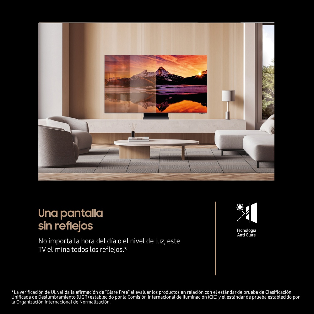 Un televisor muestra un paisaje. La habitación tiene muebles claros y una lámpara.