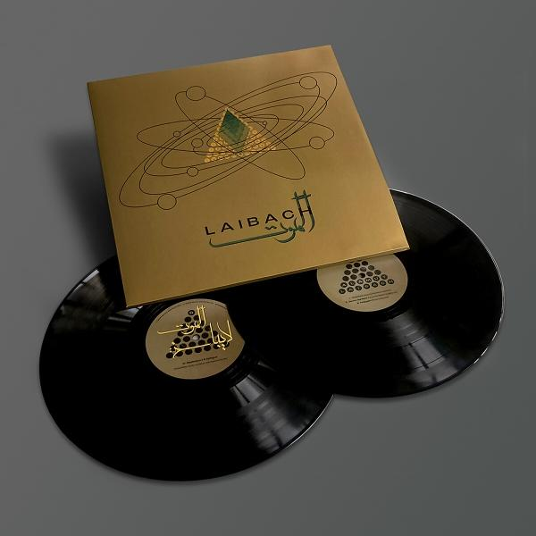 Két fekete bakelit lemez egy arany album borító alatt, atom designnal. Az albumborítón a "LAIBACH" zöld színnel szerepel.