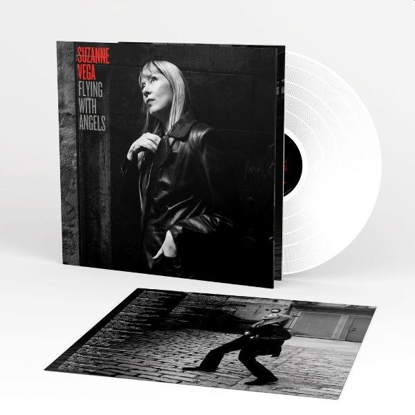 Suzanne Vega, Flying with Angels című albumának borítója. Fekete-fehér kép albummal, borítóművészettel és bakelit lemezzel.