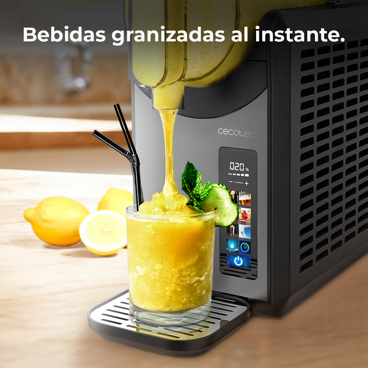 Una máquina para hacer bebidas vierte bebida amarilla en un vaso. Se ven limones y menta.
