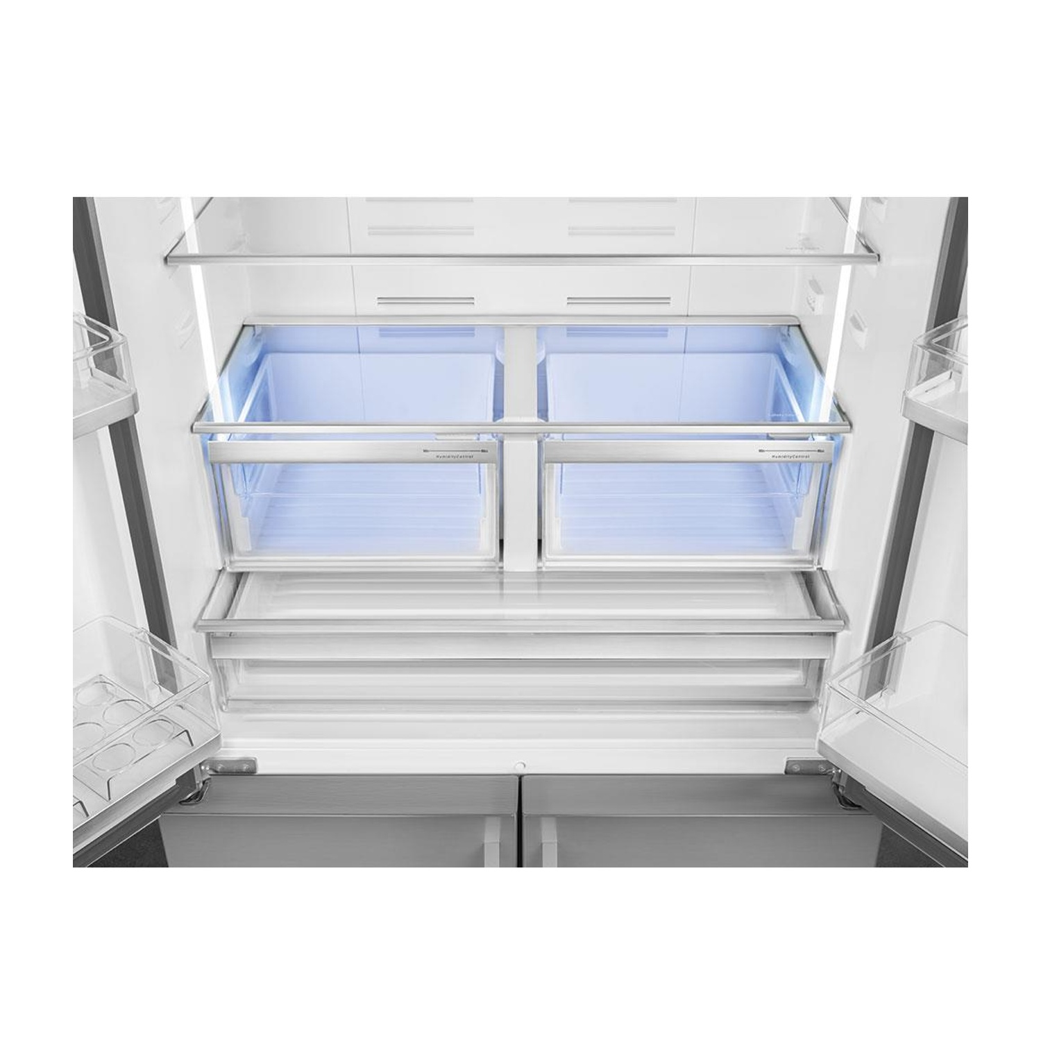 Vista interna di un frigorifero con porte aperte, cassetti e ripiani. Illuminazione blu nei cassetti.