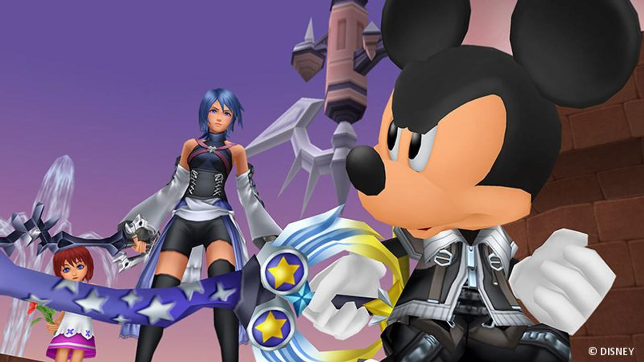 Mickey Mouse und Aqua stehen neben Sora. Im Hintergrund ein blauer Himmel.
