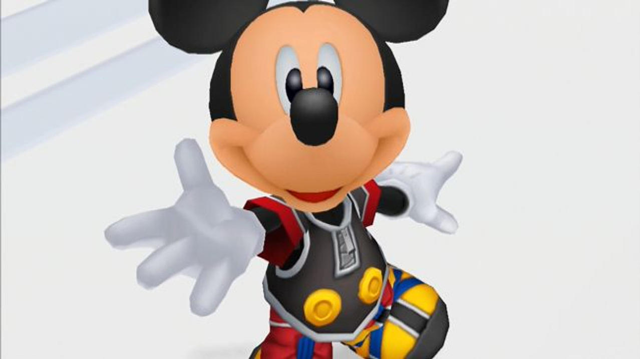 Mickey Mouse in einem schwarzen, roten und gelben Outfit mit weißen Handschuhen, lächelnd und posierend vor weißem Hintergrund.