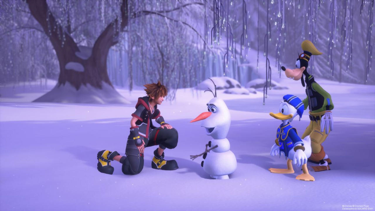 Sora, Olaf, Donald und Goofy in einer Schneeszene. Sora kniet. Olaf hat eine Karottennase. Donald und Goofy stehen daneben.