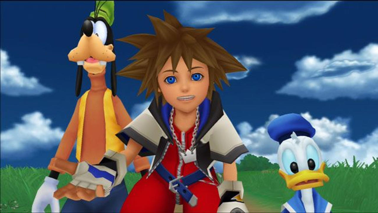 Sora mit Goofy und Donald in einer sonnigen Umgebung. Sie stehen vor einem blauen Himmel mit Wolken.