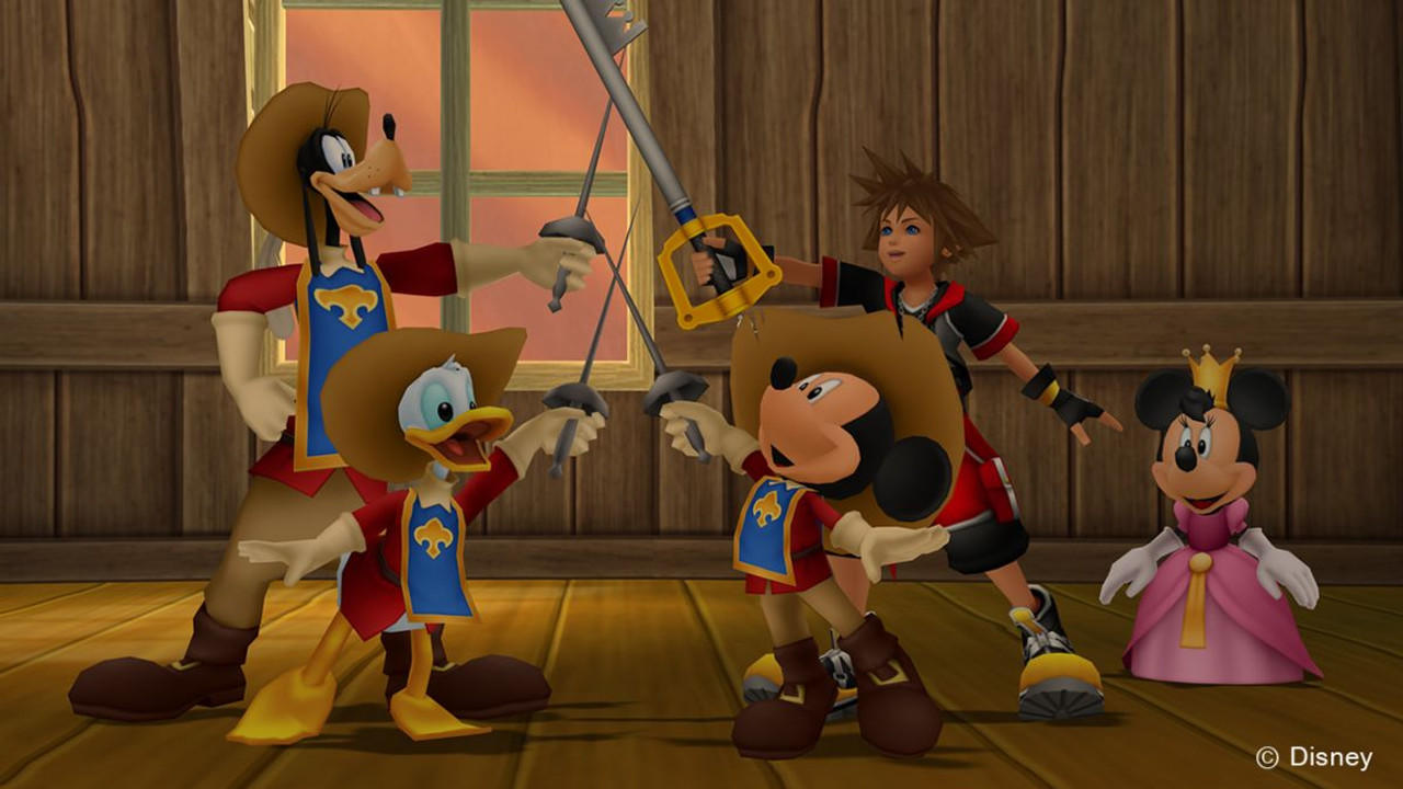 Goofy, Donald, Mickey und Sora fechten mit Schwertern in einem Holzhaus.