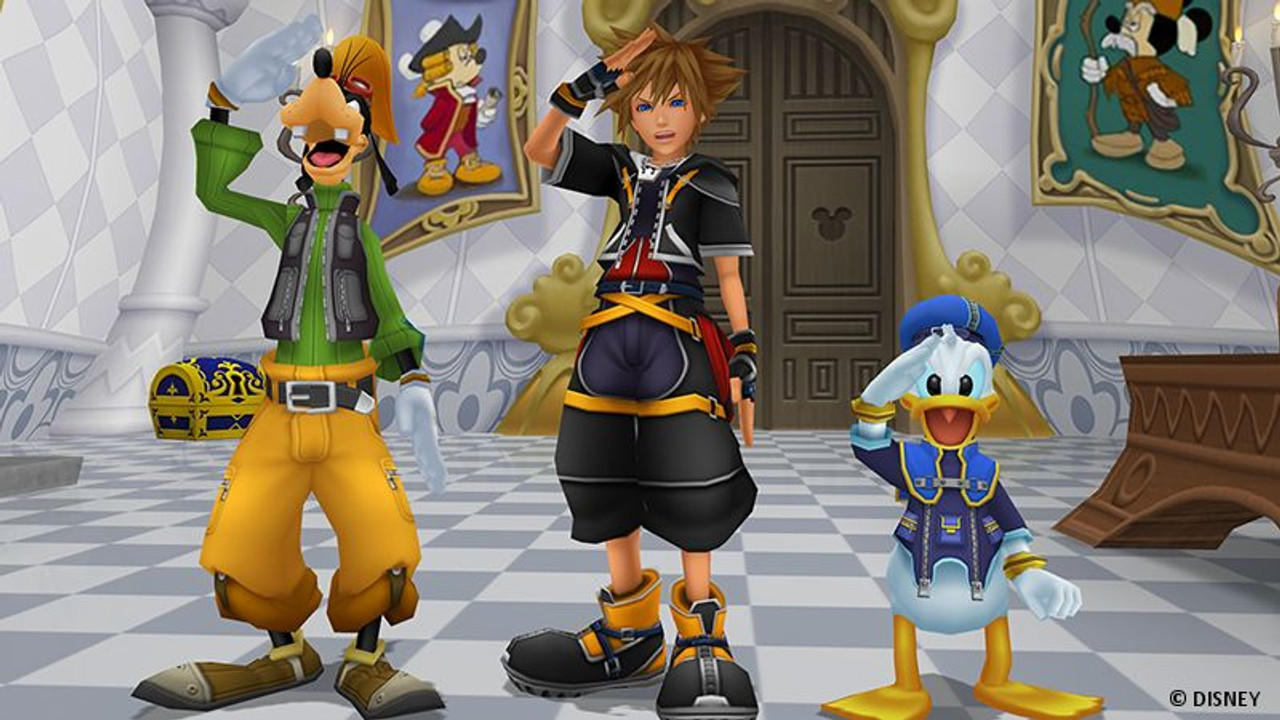 Goofy, Sora und Donald salutieren in einem Raum mit Wandbildern und einem Micky-Symbol.