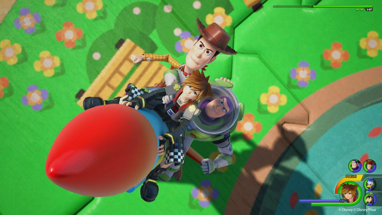 Woody, Sora und Buzz fliegen auf einer Rakete in einem bunten, blumigen Garten.