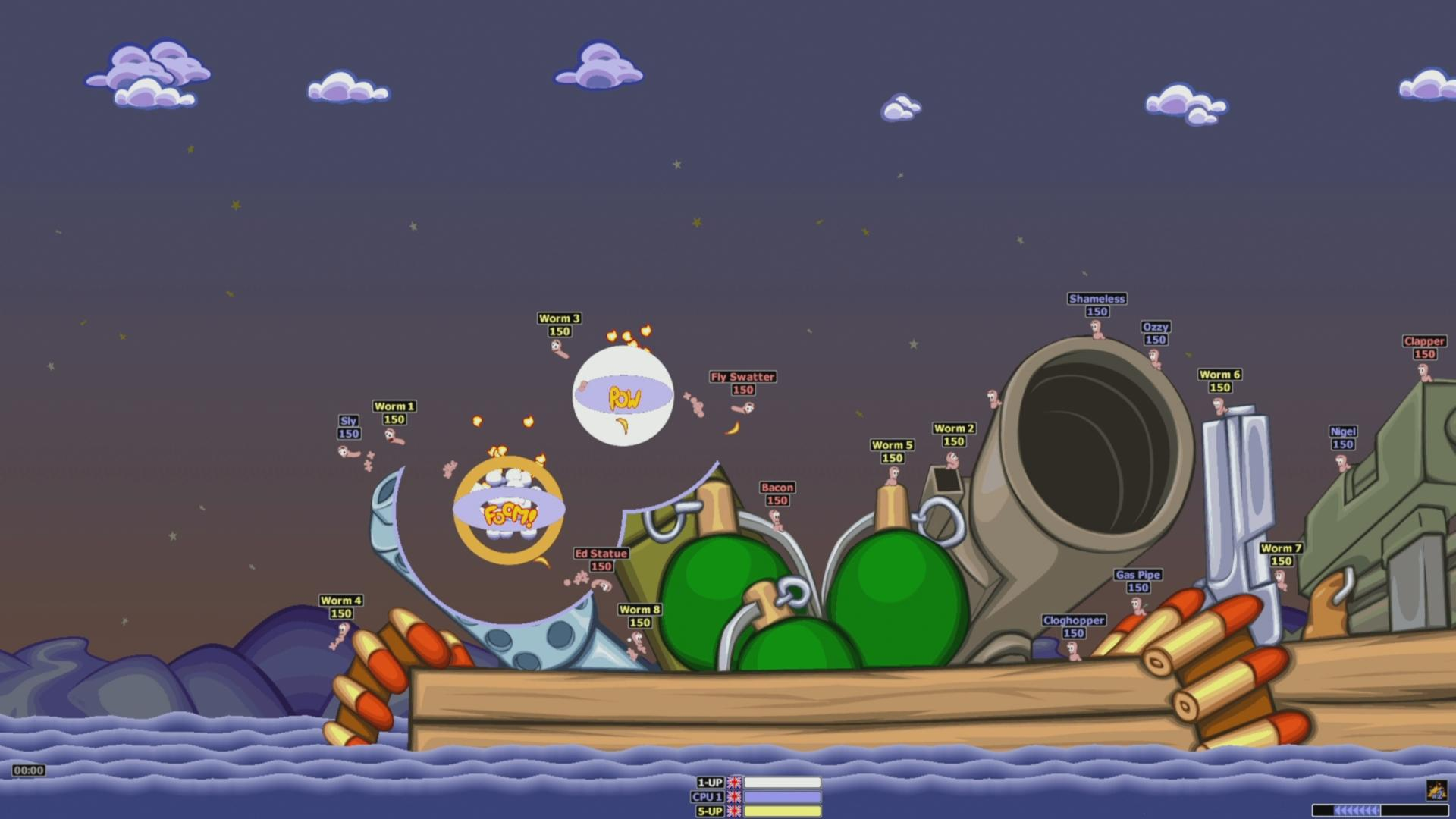 Ein Spielbild mit Cartoon-Würmern, die sich auf einer Meeresoberfläche bekämpfen, mit Waffen und Explosionen in einer animierten Umgebung.