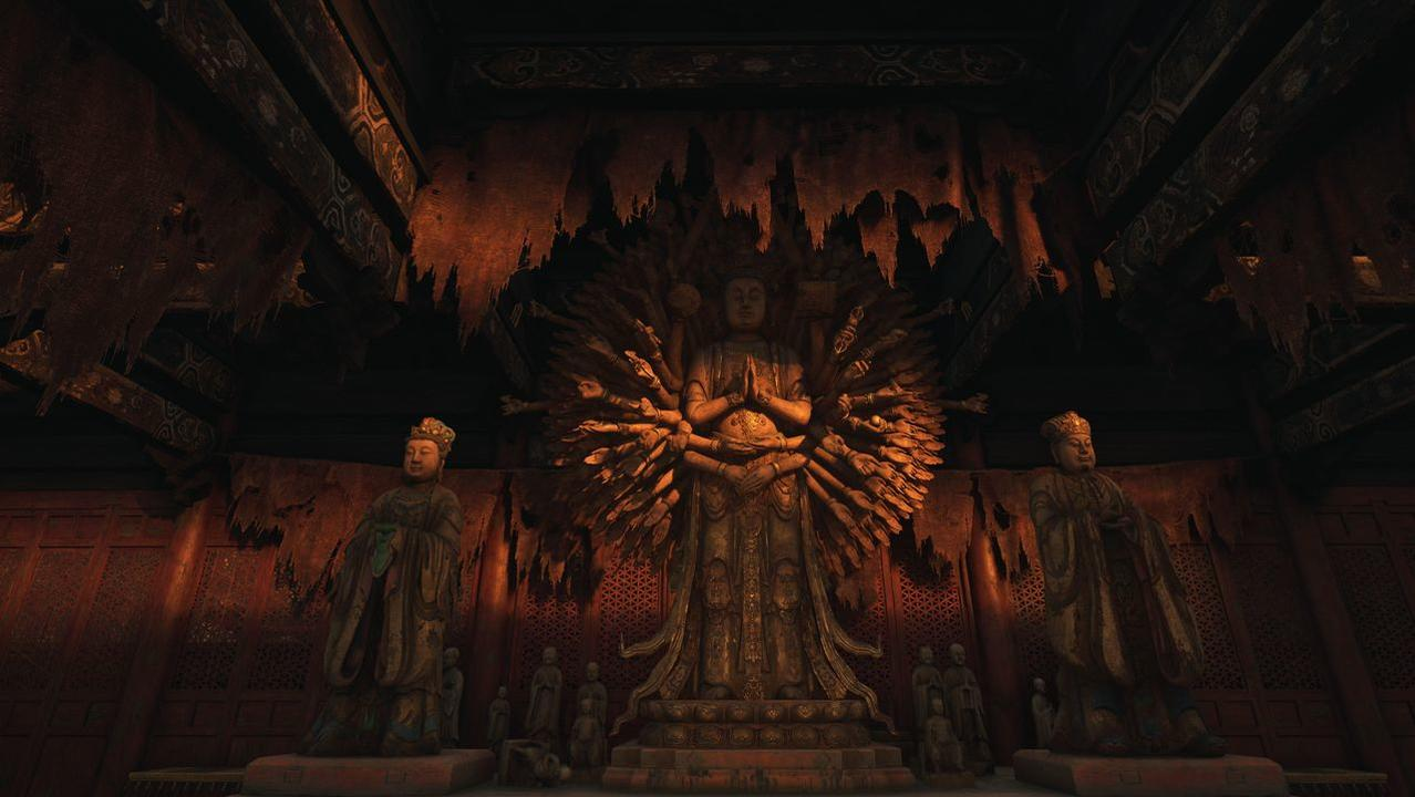 Innenraum eines alten Tempels. Große zentrale Statue einer Gottheit mit vielen Armen, flankiert von Statuen. Dunkles, gealtertes Holz und verzierte Decke.