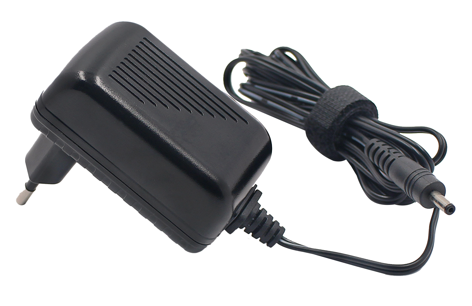 Ein schwarzes Netzteil mit einem Stecker und einem Kabel mit einem Anschluss.