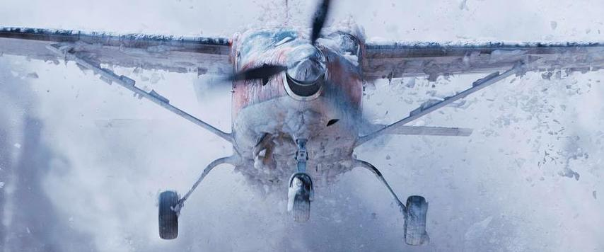 Ein Flugzeug in extremer Nähe, umgeben von Schnee und Eis, vor einem verschneiten Hintergrund.