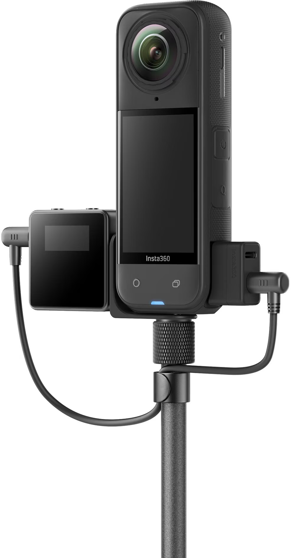 Kamera mit Zubehör auf einem Stativ, Insta360-Logo, schwarzes Design, weißer Hintergrund.