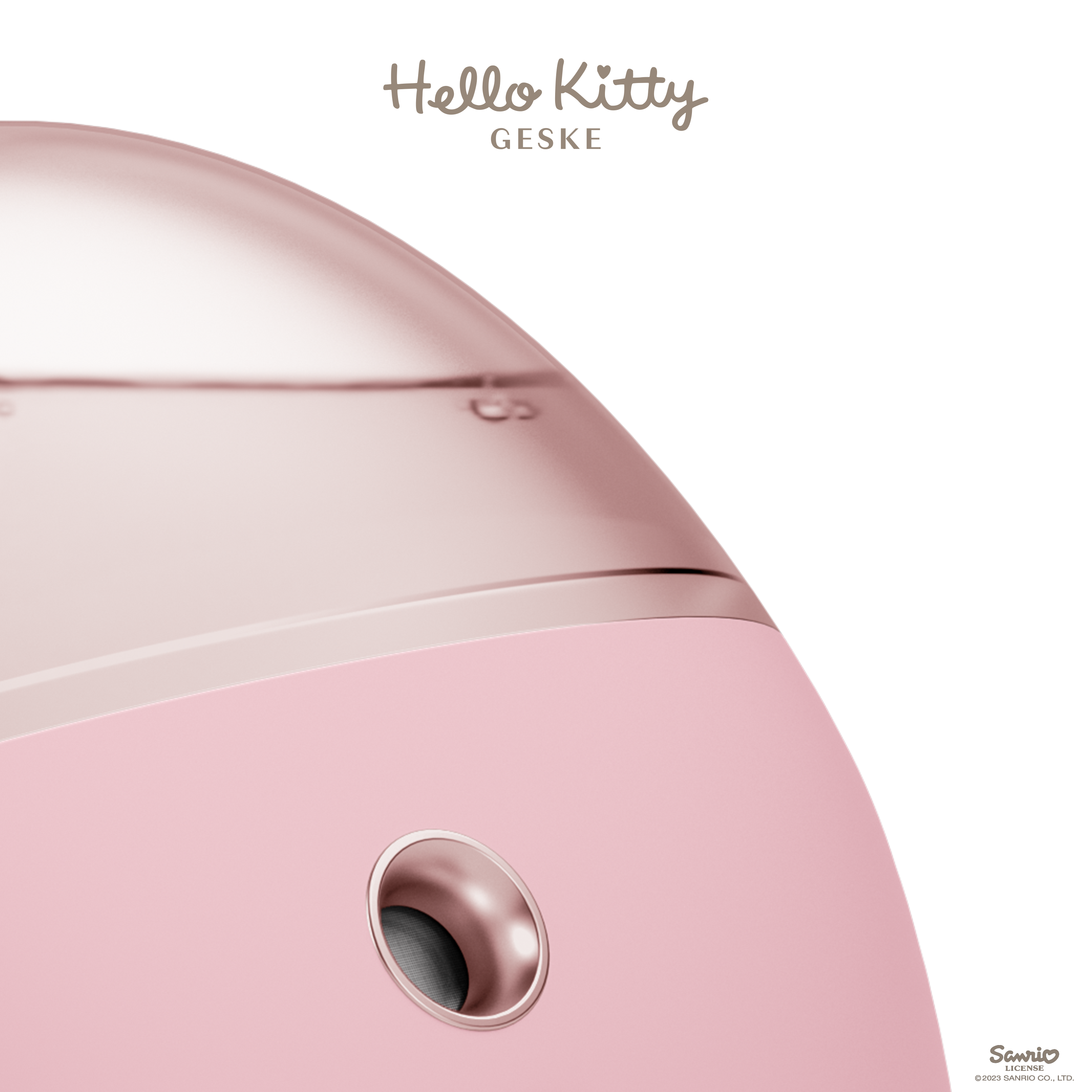 Pembe bir Hello Kitty cilt bakım cihazının yakın çekimi. Cihaz pembe bir yüzeye ve gümüş bir çerçeveye sahip.