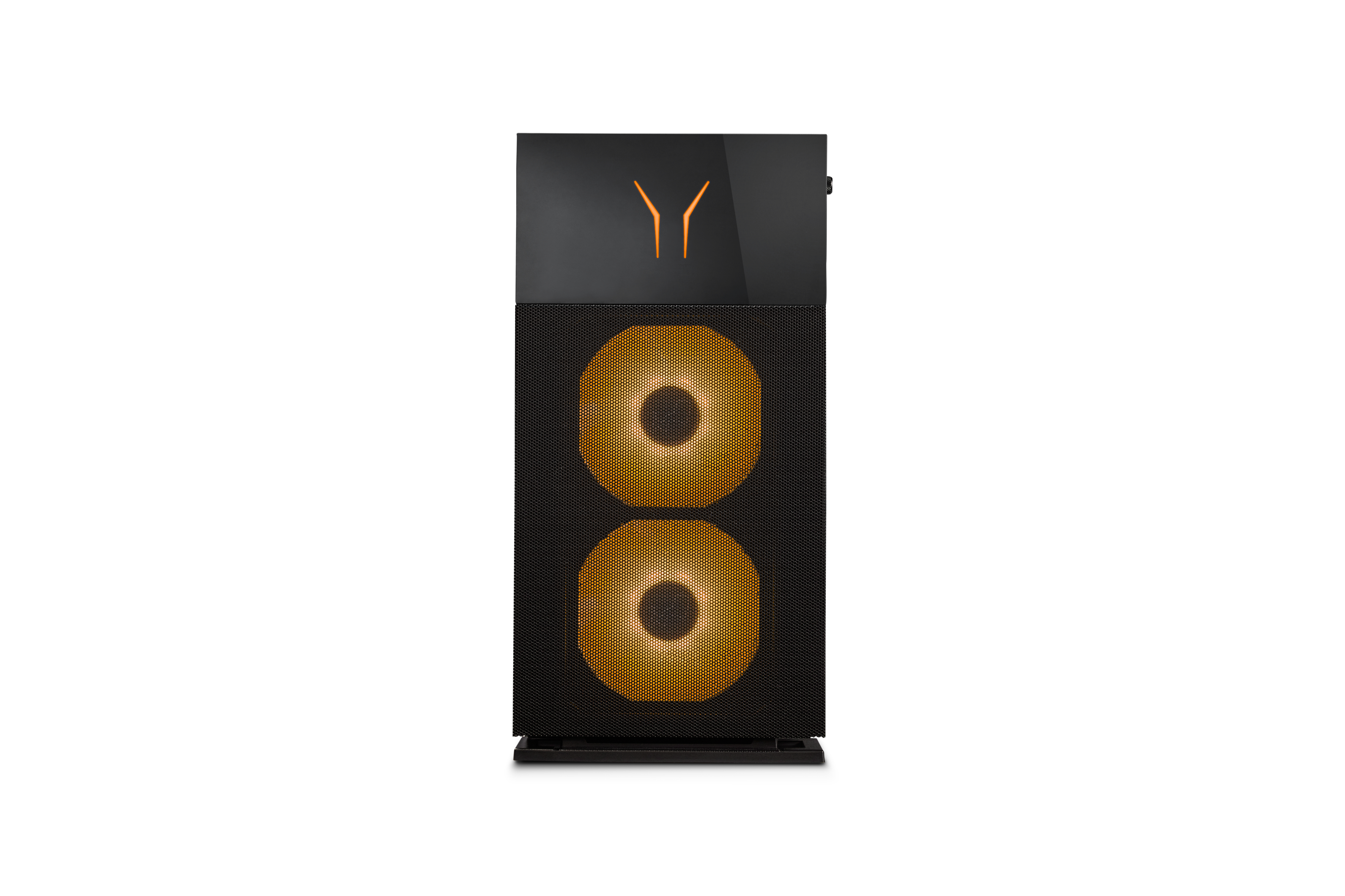 Ein schwarzer Computer-Tower mit orangefarbenen Lüftern und Logo. Hintergrund ist weiß.