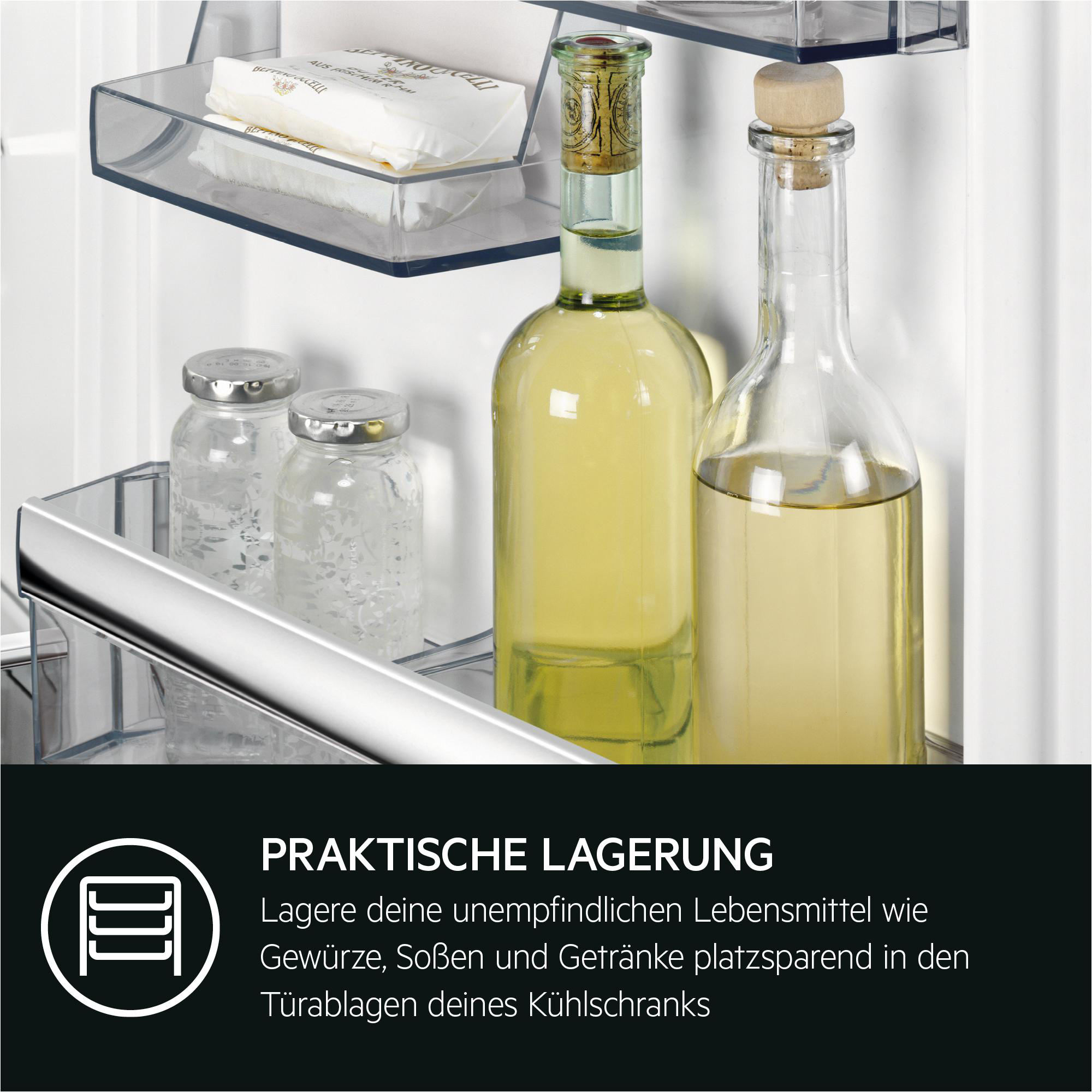 Weinflaschen und Gläser in einem Kühlschrank.