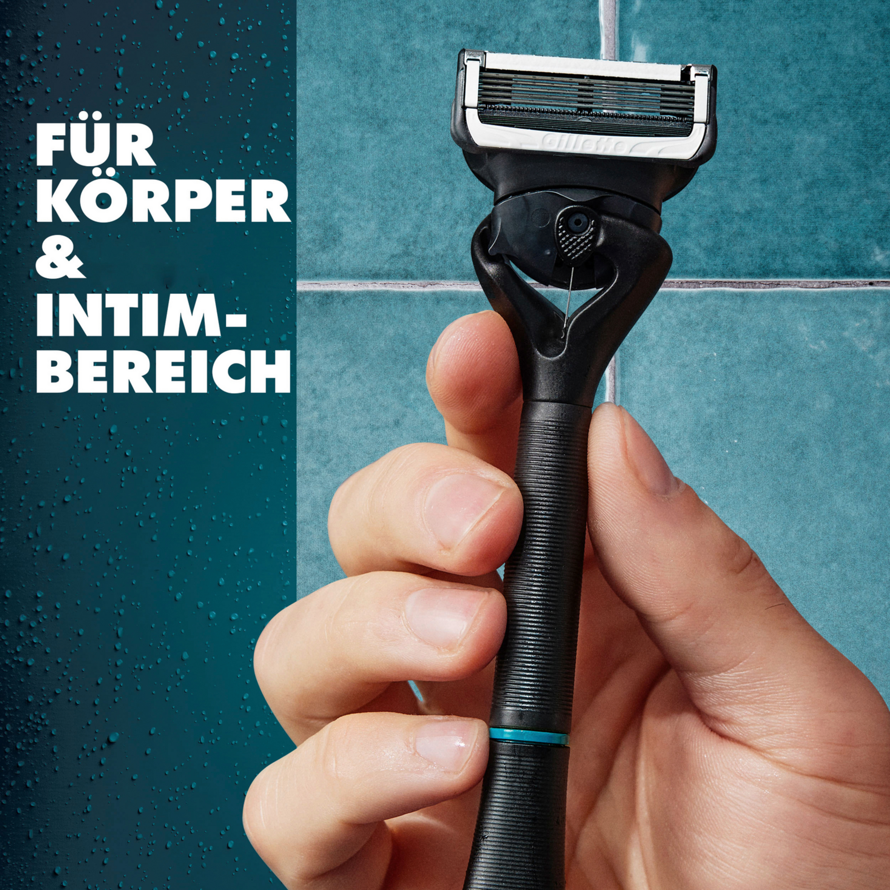 Eine Hand hält einen schwarzen Gillette Rasierer vor einem blauen Hintergrund.