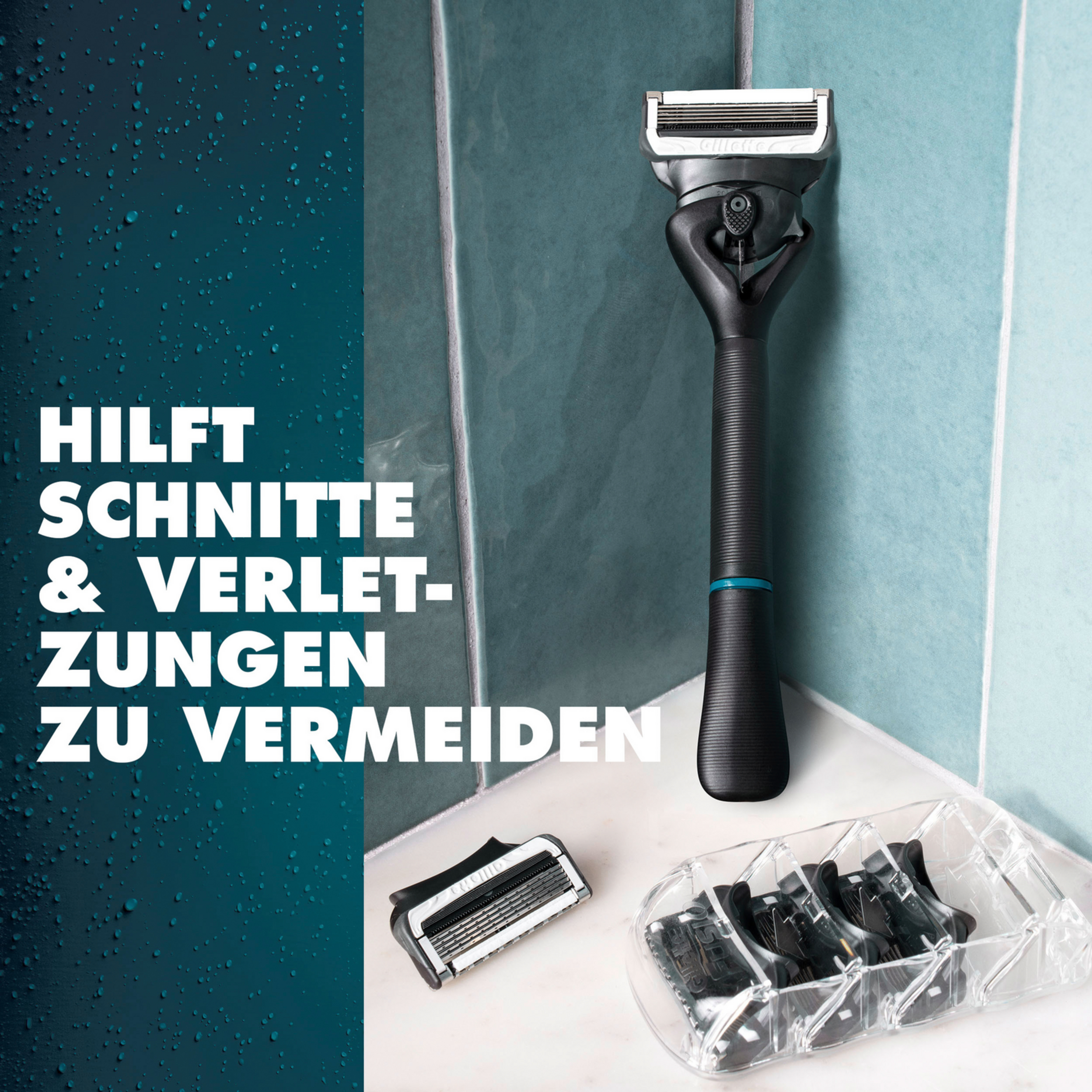 Ein schwarzer Gillette Rasierer und Ersatzklingen vor blauem Hintergrund, Text: 'Hilft Schnitte & Verletzungen zu vermeiden'.